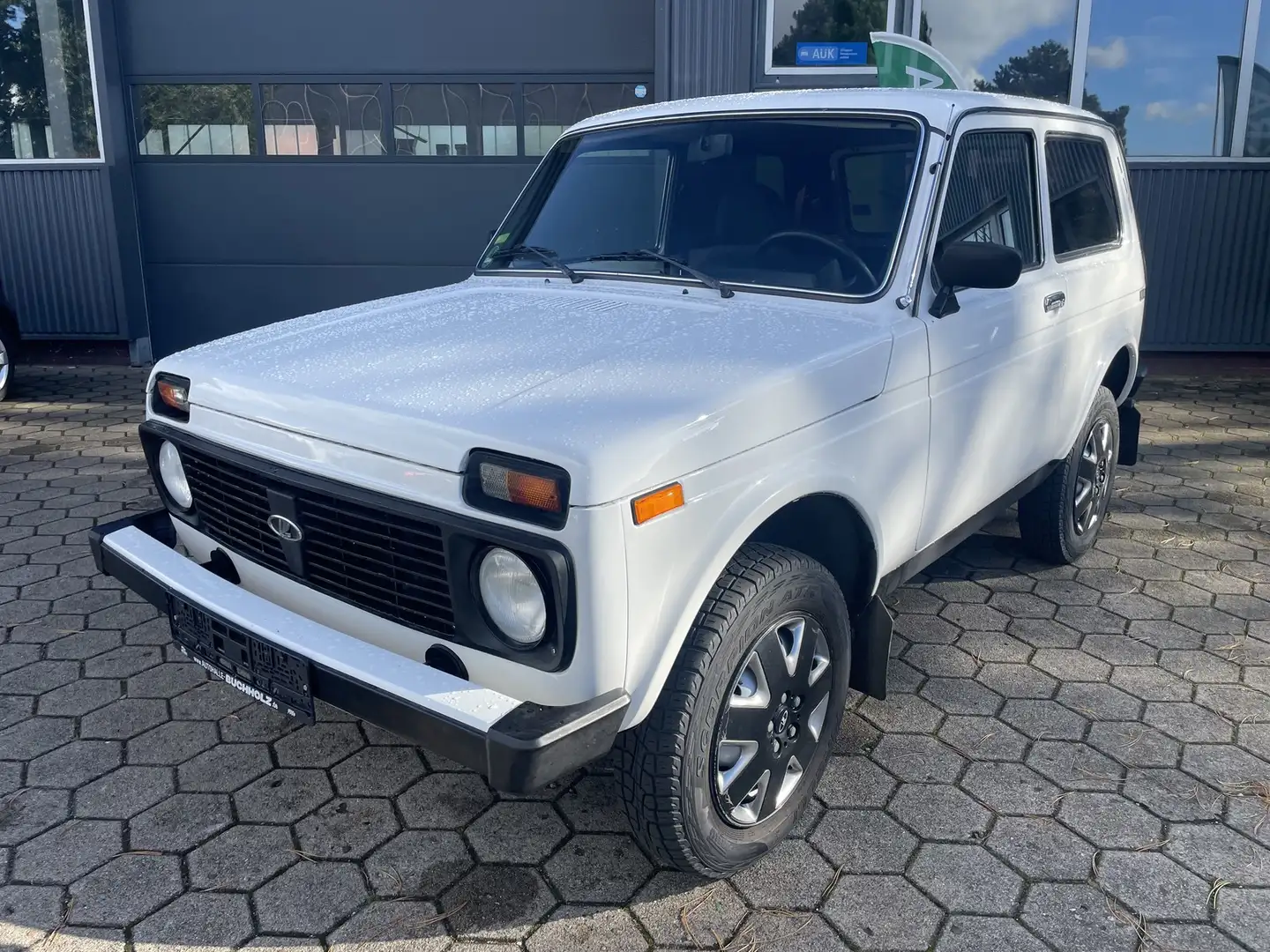 Lada Niva Kult~4x4~ALARM~WEGFAHSPERRE~AHK~NEU RESTAURIERT~ T Blanc - 1