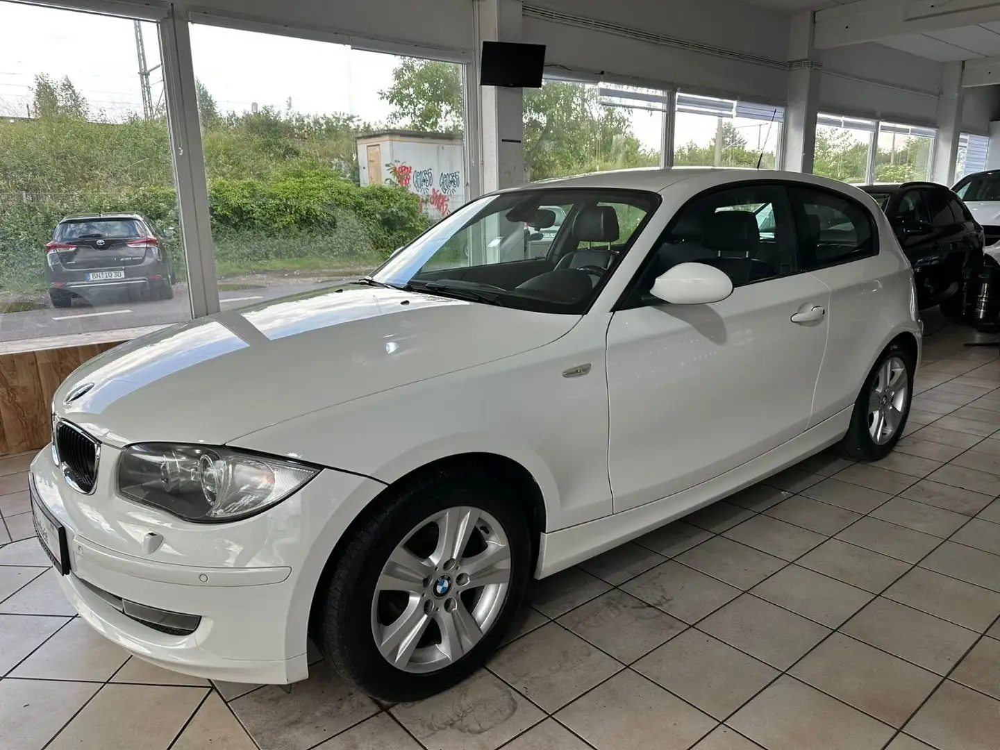 BMW 116 Lim. Automatik Navi Leder.TÜV/05-2027 Weiß - 2