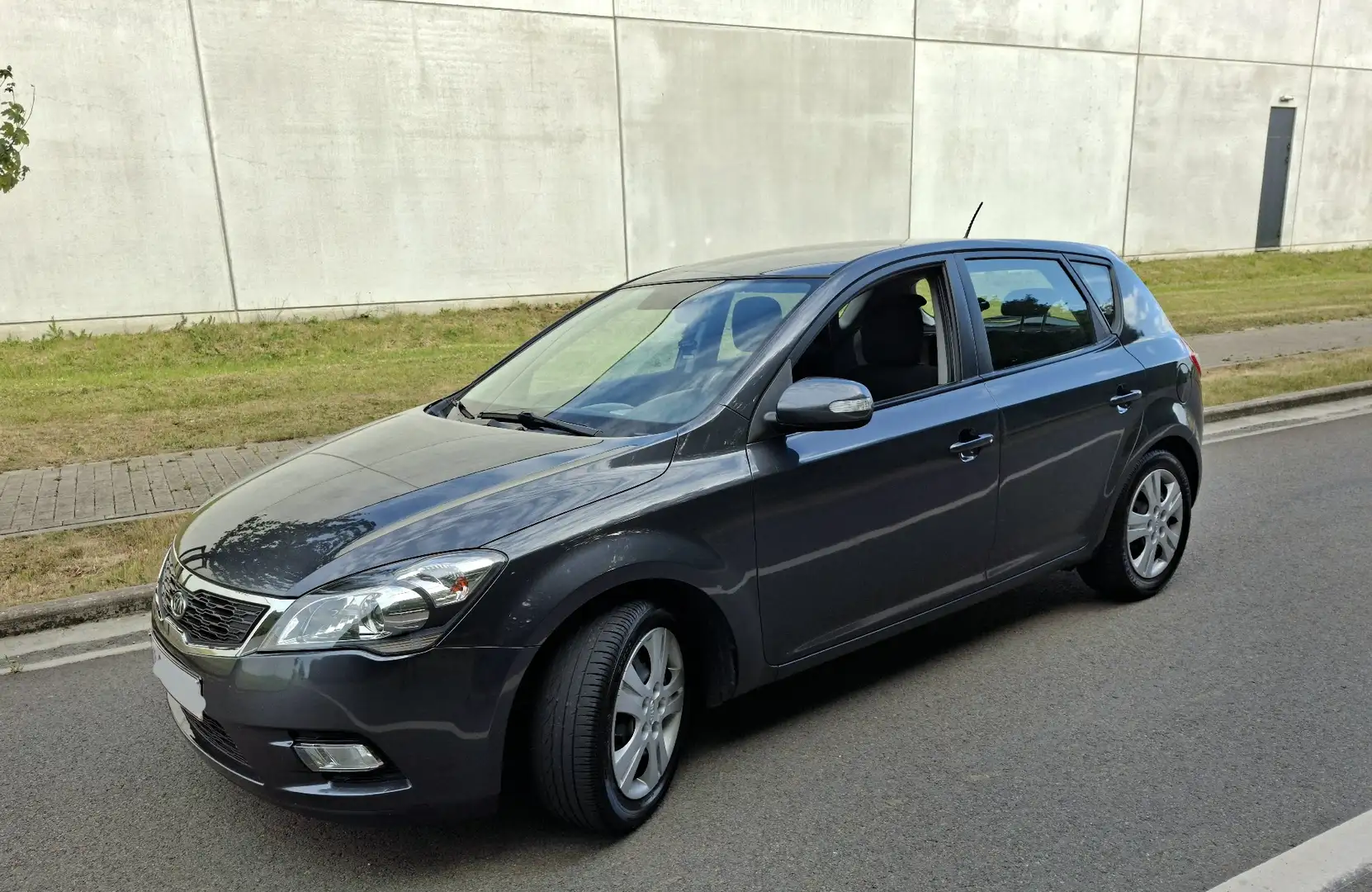 Kia Ceed / cee'd 1.4i 77kw - 2010 - 116.000km - super état !! Gris - 2