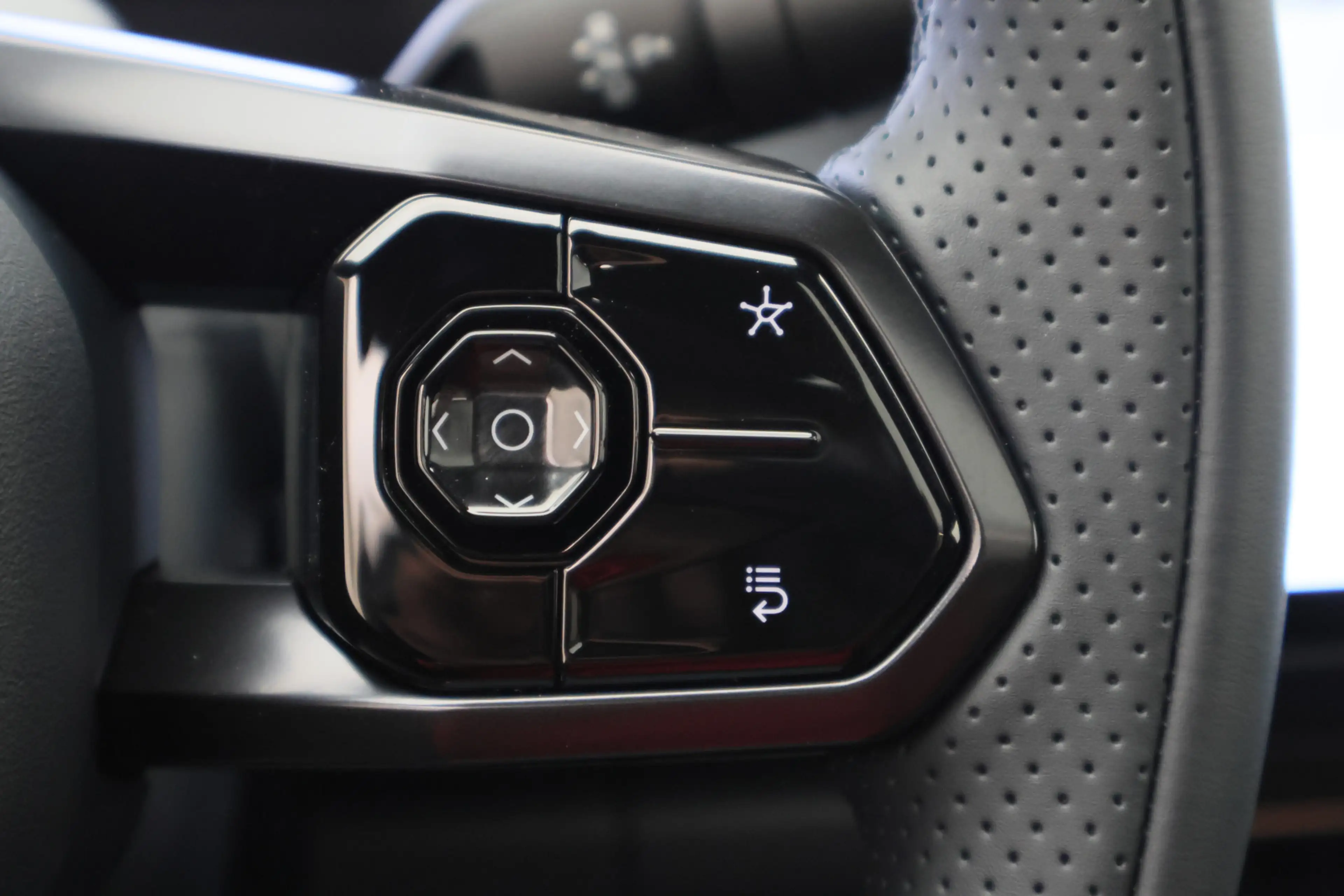 Lynk & Co 08 1.5 More Panoramadak, H&K Sound, ACC, 360° Camera, — photo 39