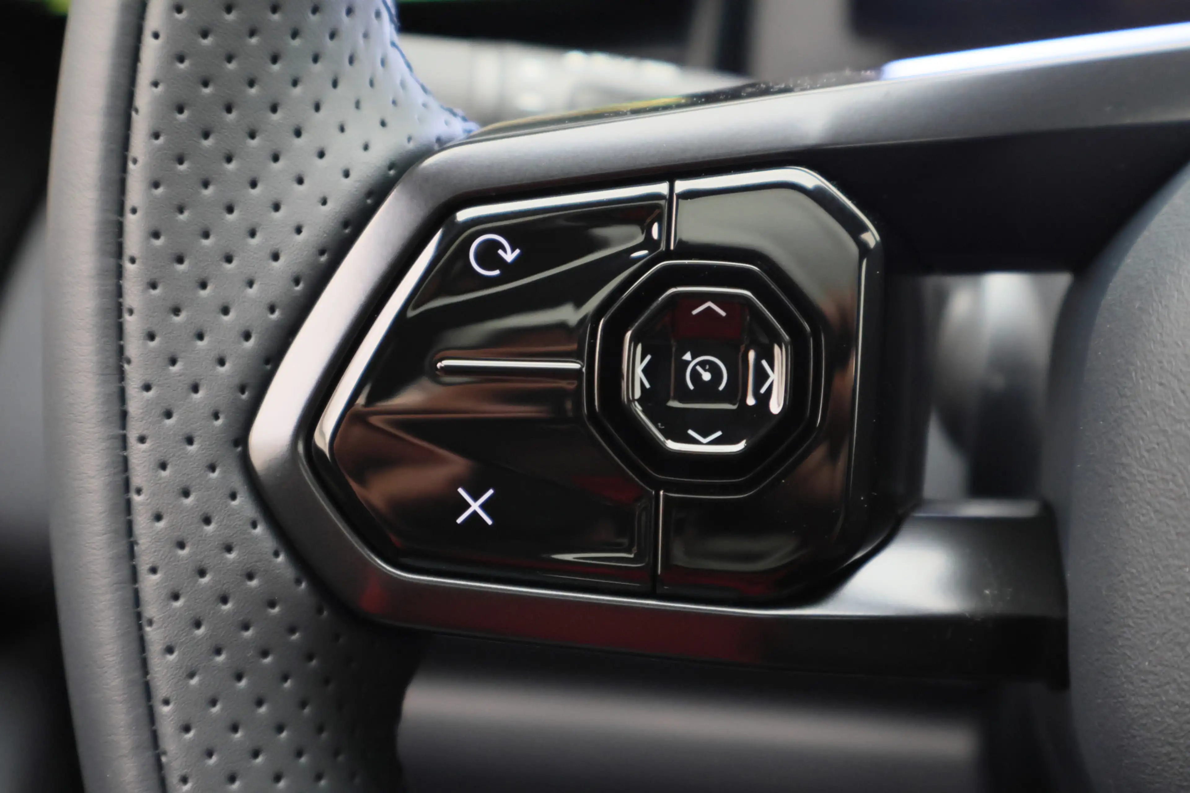 Lynk & Co 08 1.5 More Panoramadak, H&K Sound, ACC, 360° Camera, — photo 38