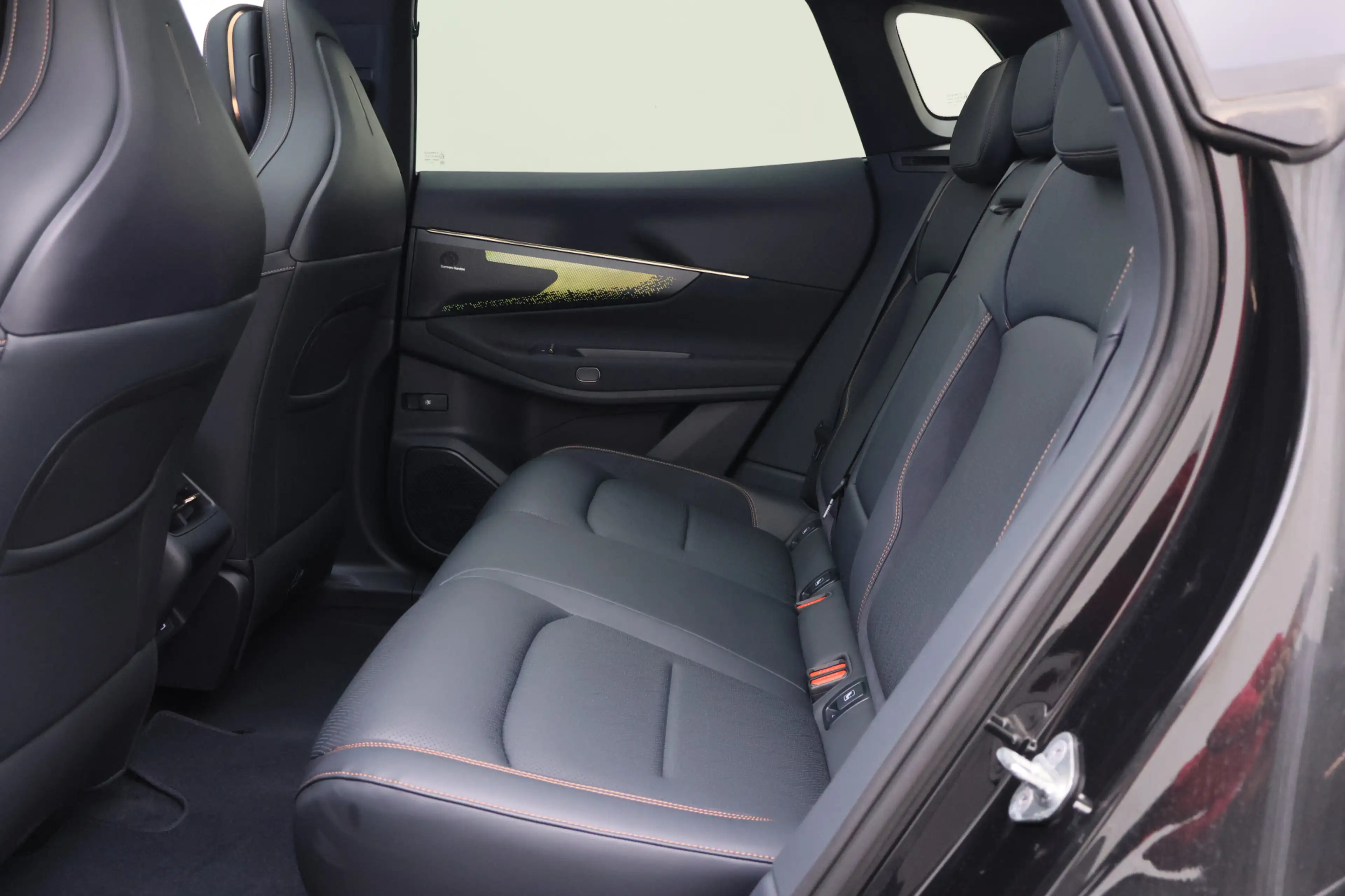 Lynk & Co 08 1.5 More Panoramadak, H&K Sound, ACC, 360° Camera, — photo 14