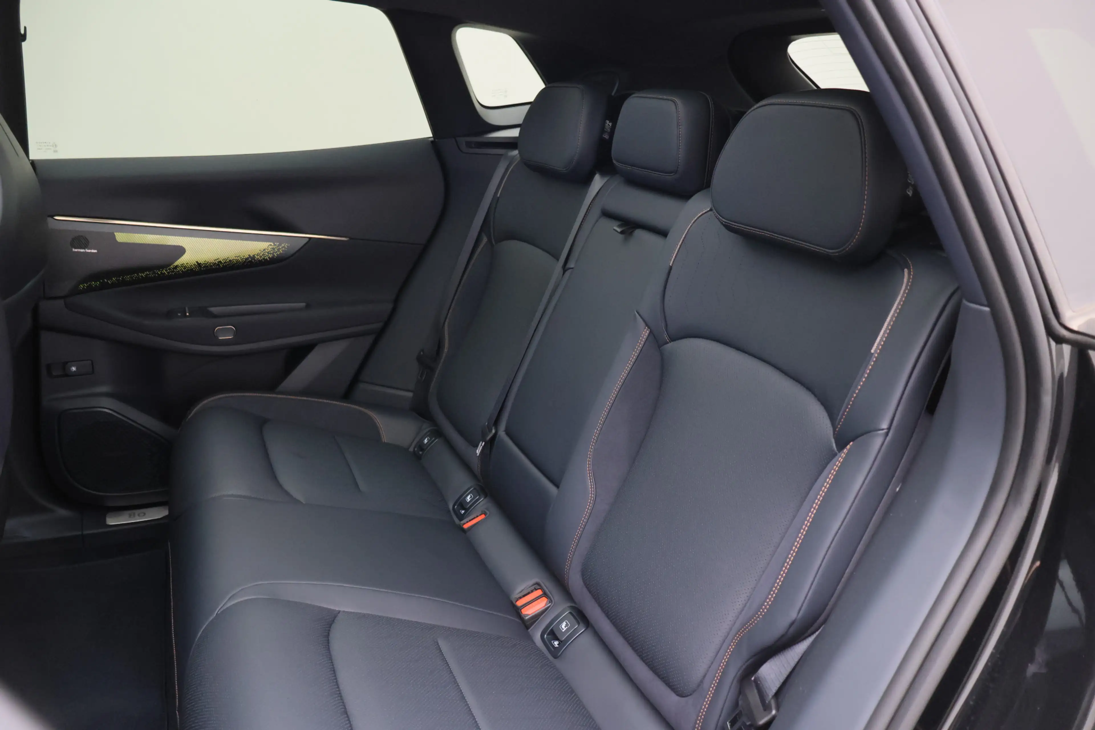 Lynk & Co 08 1.5 More Panoramadak, H&K Sound, ACC, 360° Camera, — photo 13