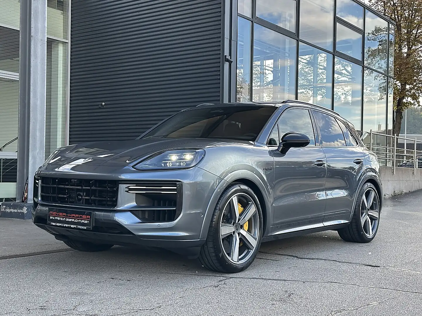 Porsche Cayenne III Turbo E-Hybrid PHEV 21,8 kWh Aut. / Keramik... Grau - 2