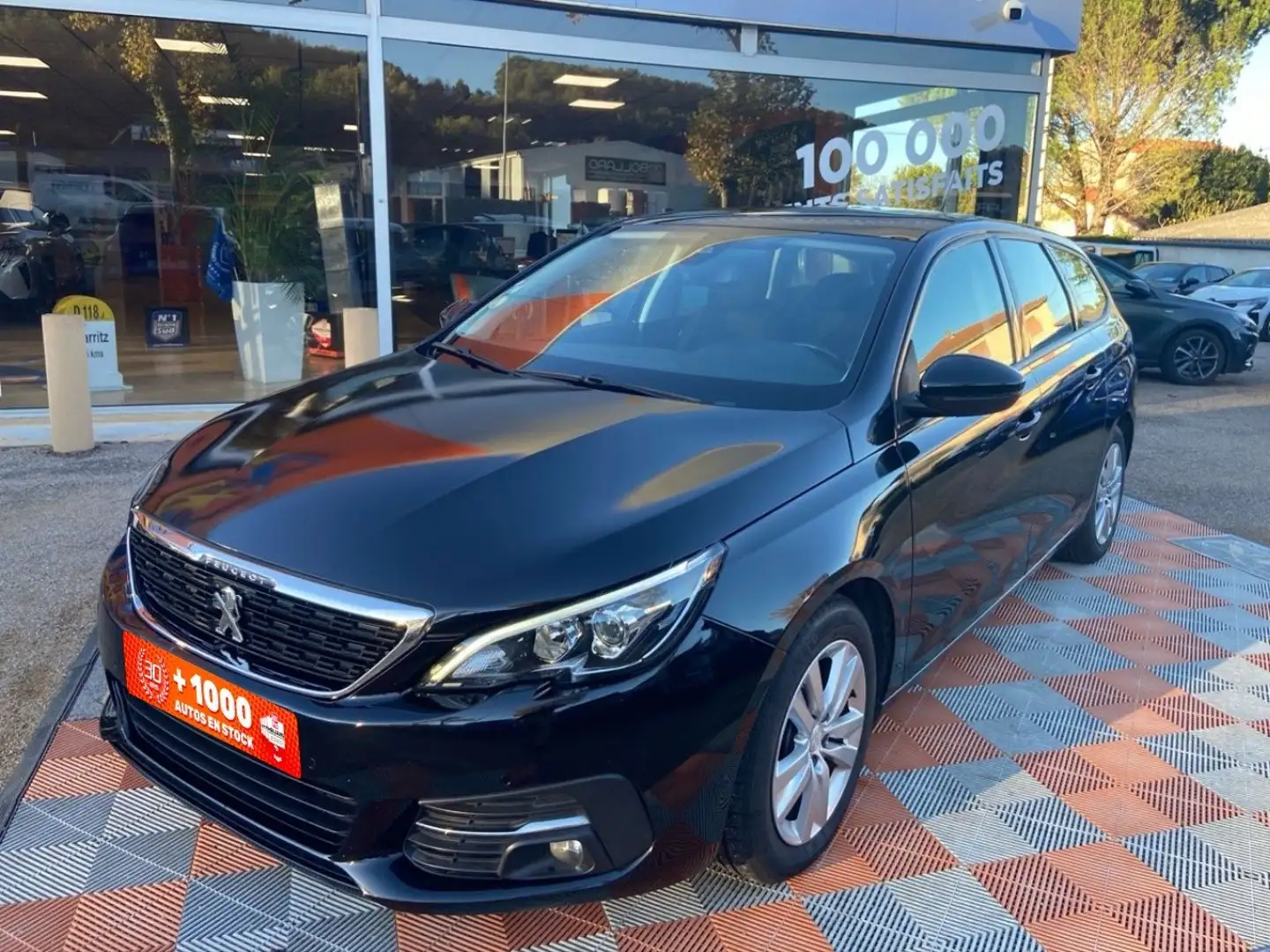 Peugeot 308 BlueHDi 130 EAT8 BUSINESS GPS TOIT Pano Noir - 1