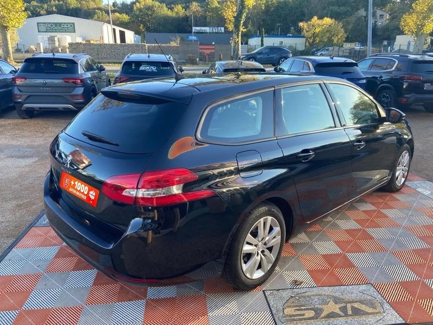 Peugeot 308 BlueHDi 130 EAT8 BUSINESS GPS TOIT Pano Noir - 2