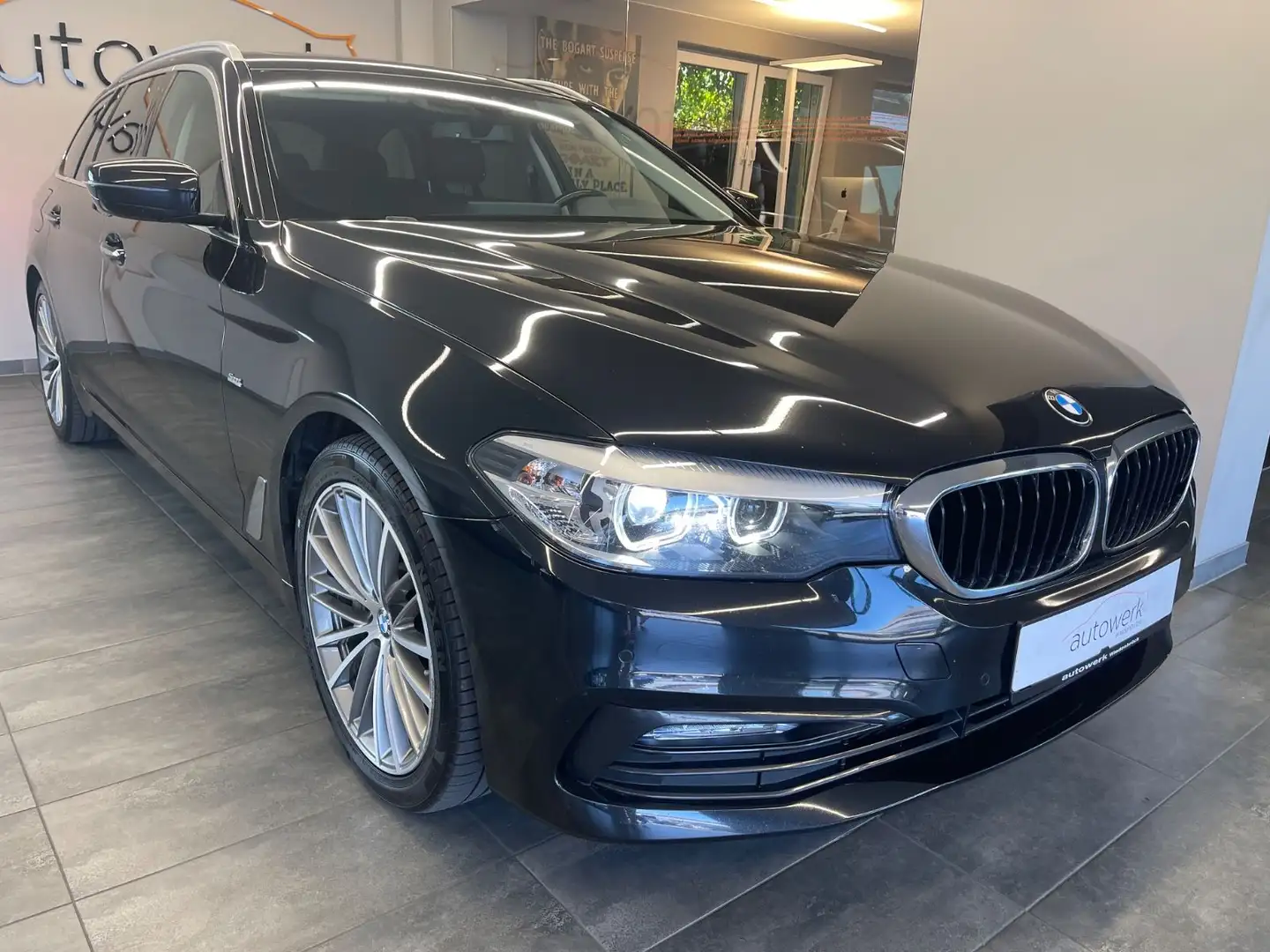 BMW 525 d T. Sport Line*AUT./Leder/AHK/Pano/LED/Navi Noir - 1
