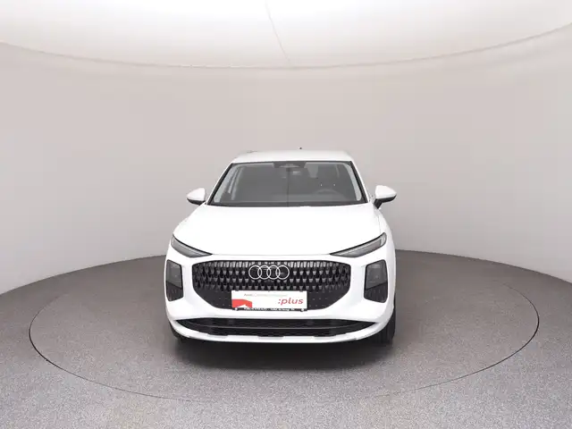 Audi Q3 view 3