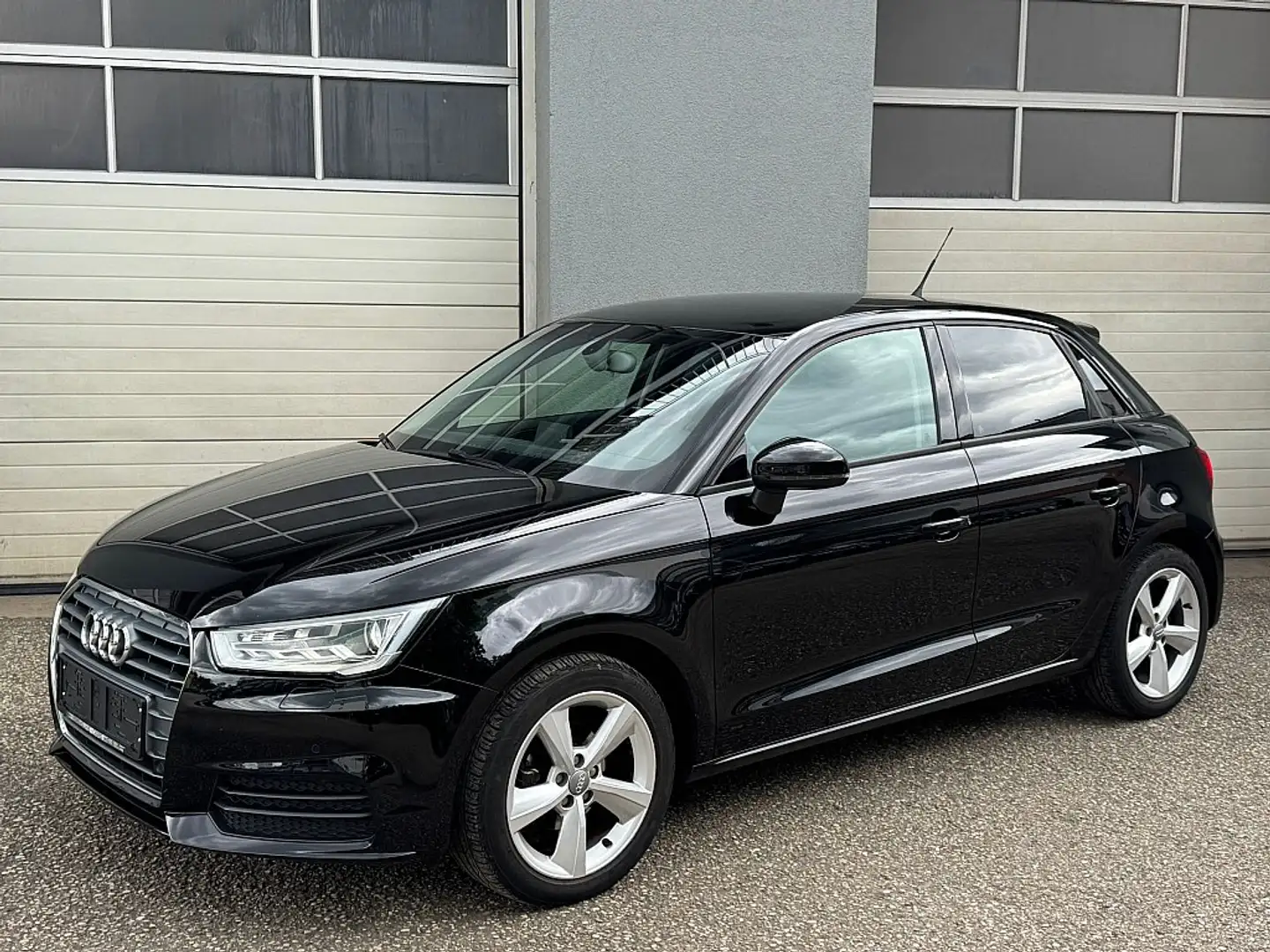 Audi A1 SB 1,0 TFSI intense S-tronic Schwarz - 1