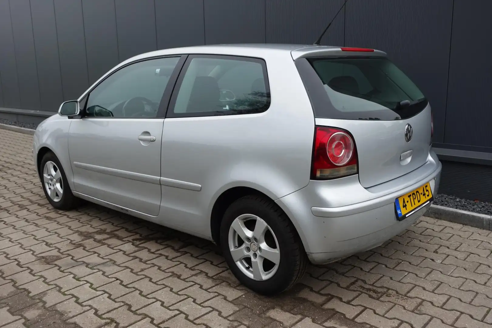 Volkswagen Polo 1.4-16V Comfortline Grijs - 2