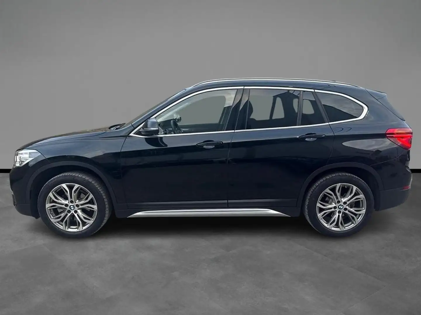 BMW X1 xdrive18d xLine auto Zwart - 2