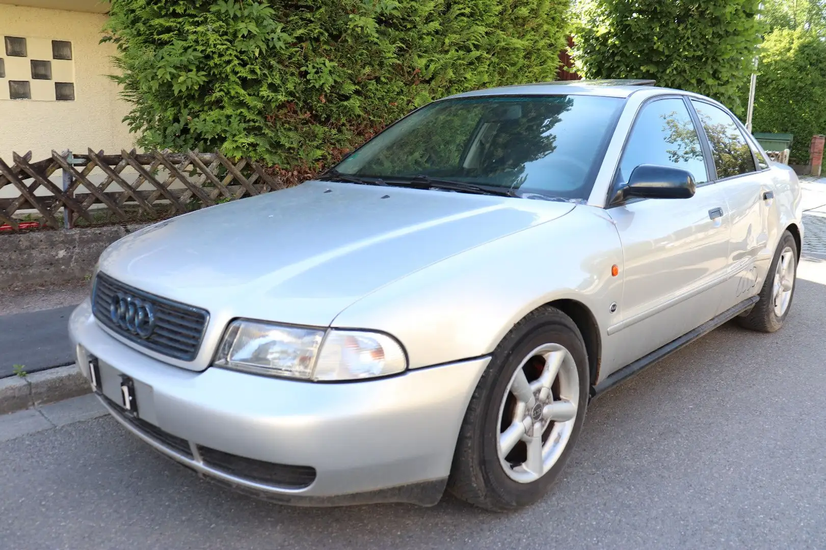 Audi A4 1.6 LIMO GLASDACH FAHRBEREIT ALUFELGEN Zilver - 1