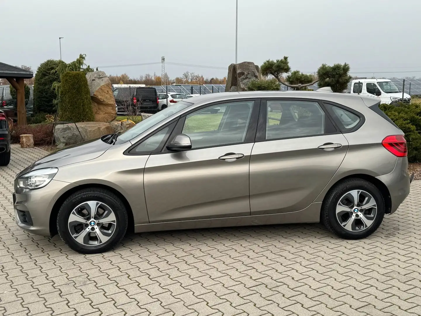 BMW 218 d Active Tourer LED NAVI SHZ HuD Silber - 2