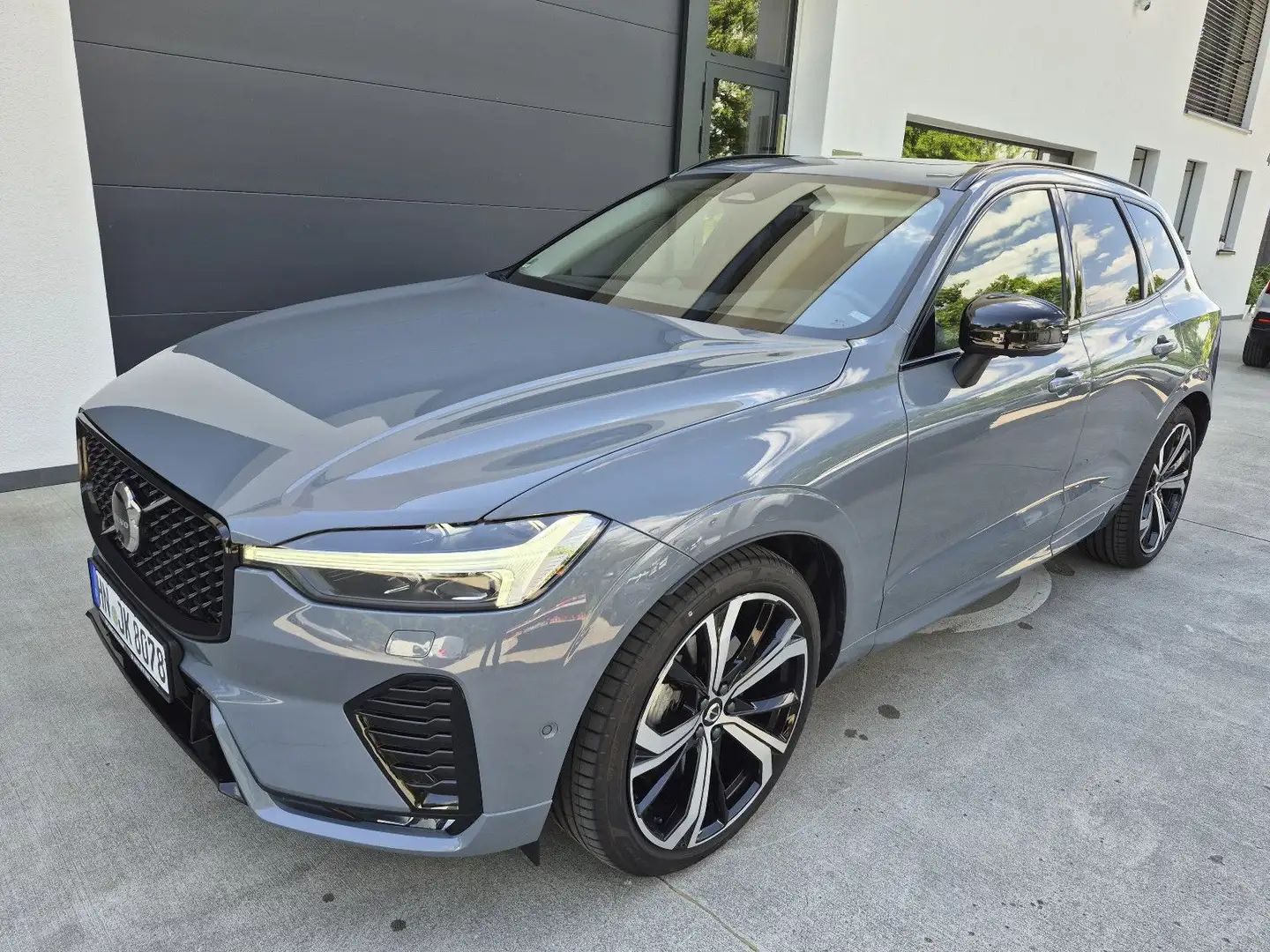 Volvo XC60 B5 AWD Plus Dark+Panorama+Luft+Navi+Kamera Gris - 2