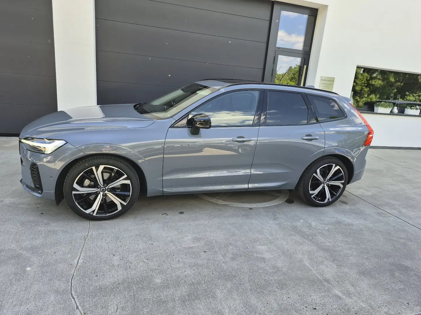 Volvo XC60 B5 AWD Plus Dark+Panorama+Luft+Navi+Kamera Gris - 1