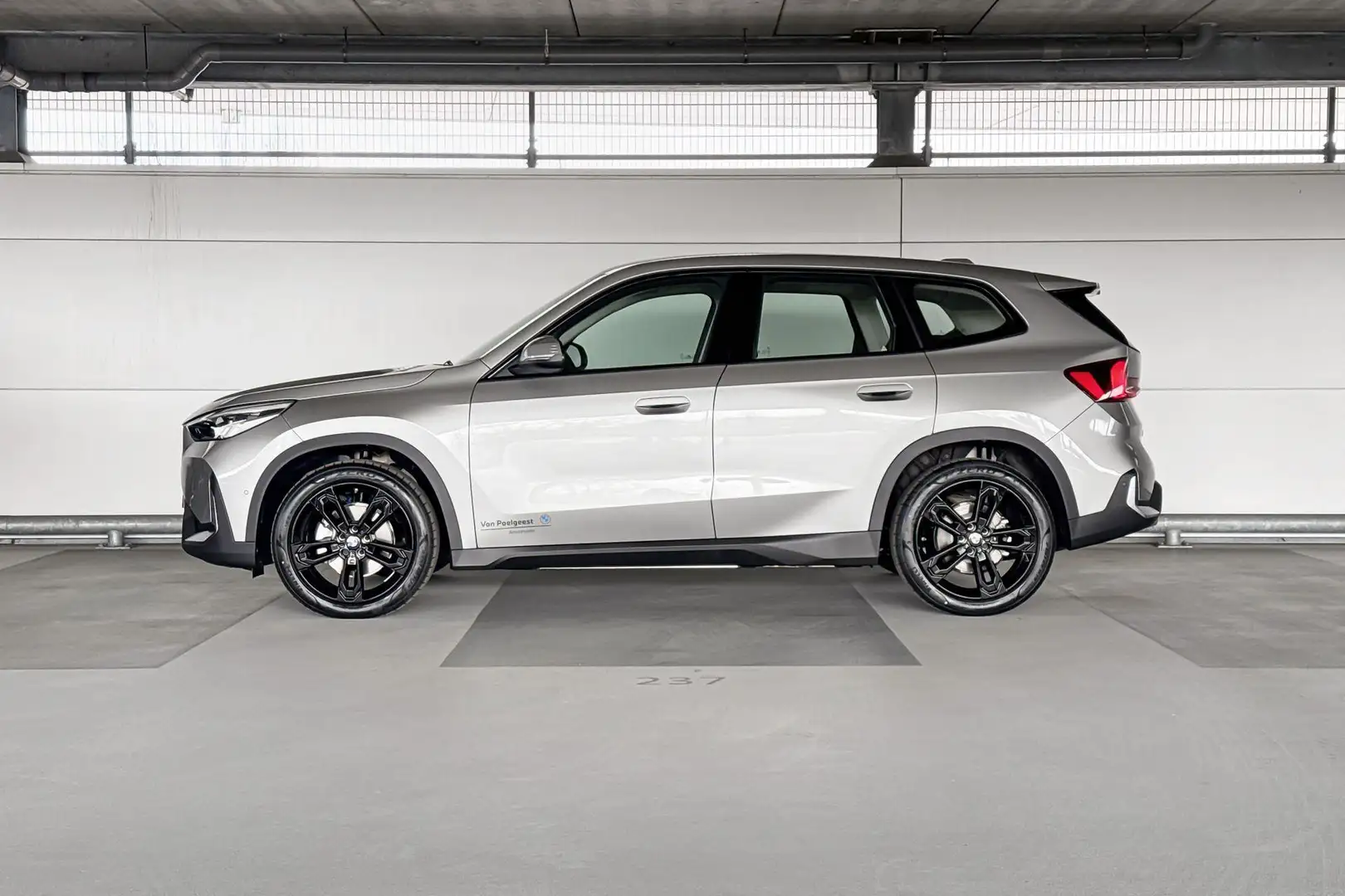 BMW iX1 eDrive20 Essential Edition 67 kWh | Interieurcamer Grijs - 2
