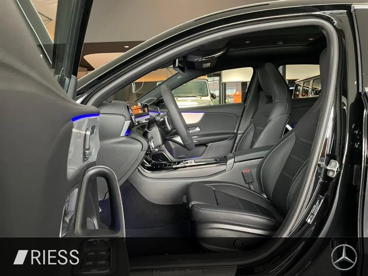 Mercedes-Benz A 220 4M AMG+PANO+AHK+HUD+MULTIBEAM+KEYL+360°+ Zwart - 2