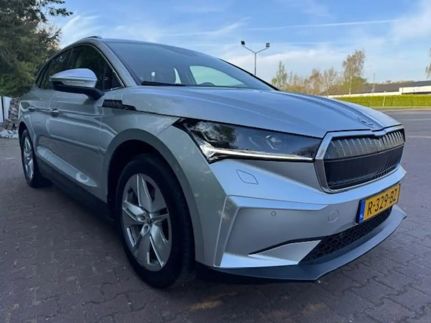 Skoda Enyaq IV 80 BEV 204PK 77KWH ACRUISE/HLEER/LED/NAV/CAMERA Grijs - 1