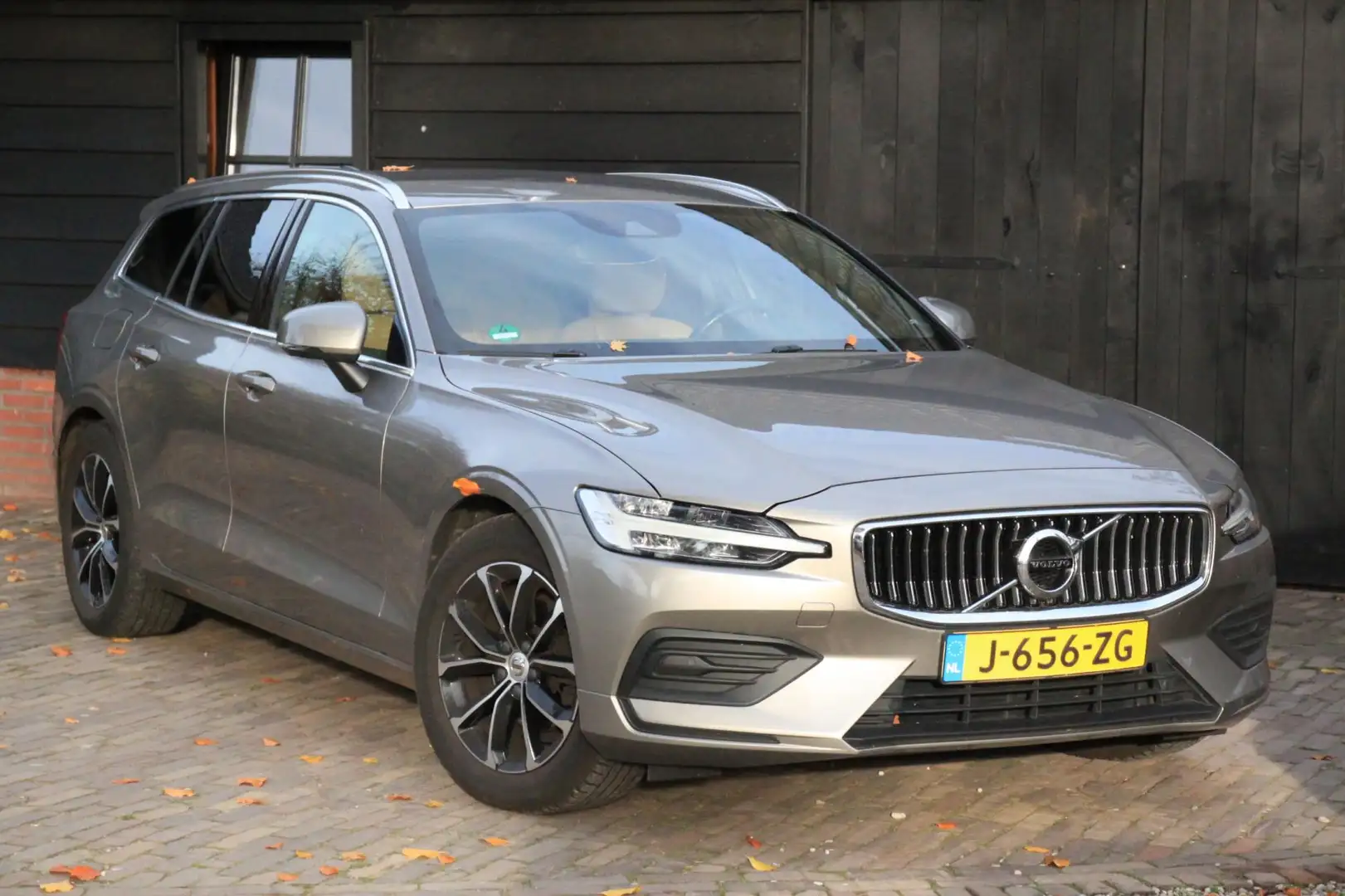 Volvo V60 2.0 D3 Momentum Leer/Navigatie/Trekhaak wegklapbaa Gris - 2