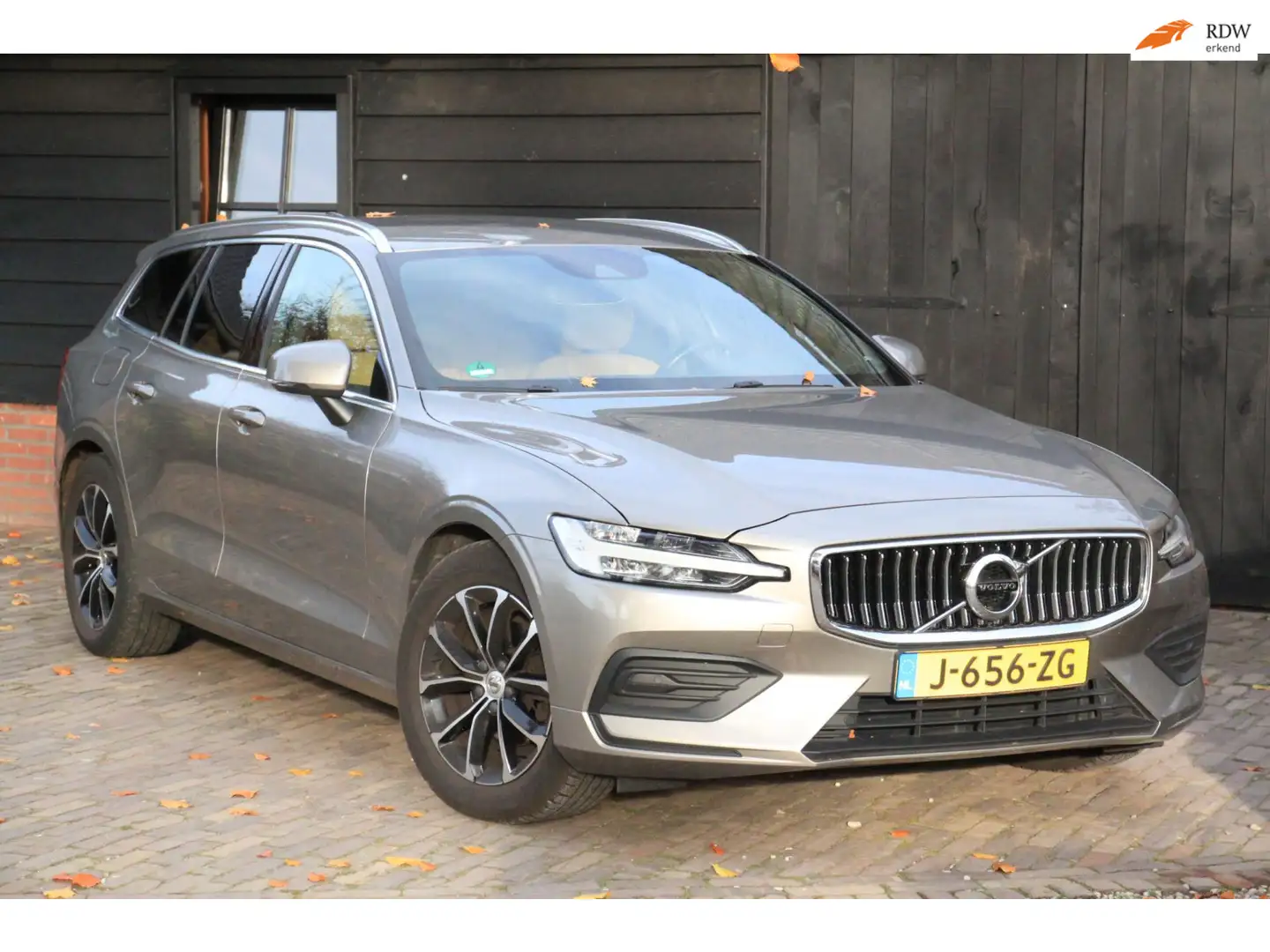 Volvo V60 2.0 D3 Momentum Leer/Navigatie/Trekhaak wegklapbaa Gris - 1