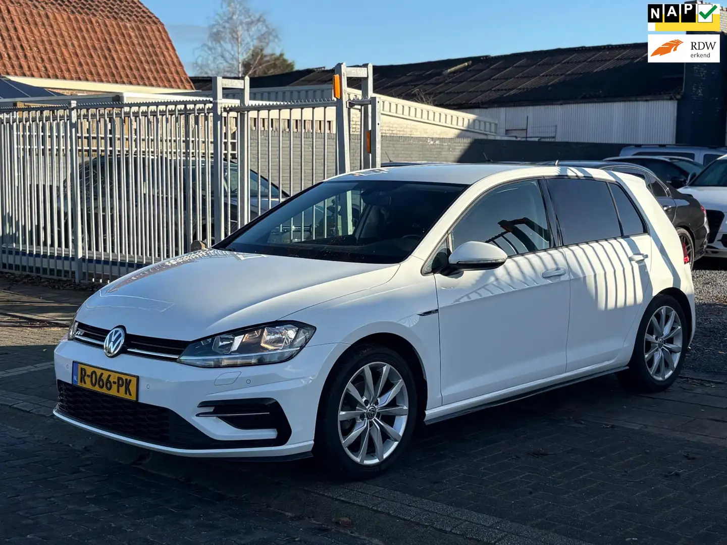 Volkswagen Golf 1.0 TSI R-Line | ACC | camera | Lm velgen | Weiß - 1