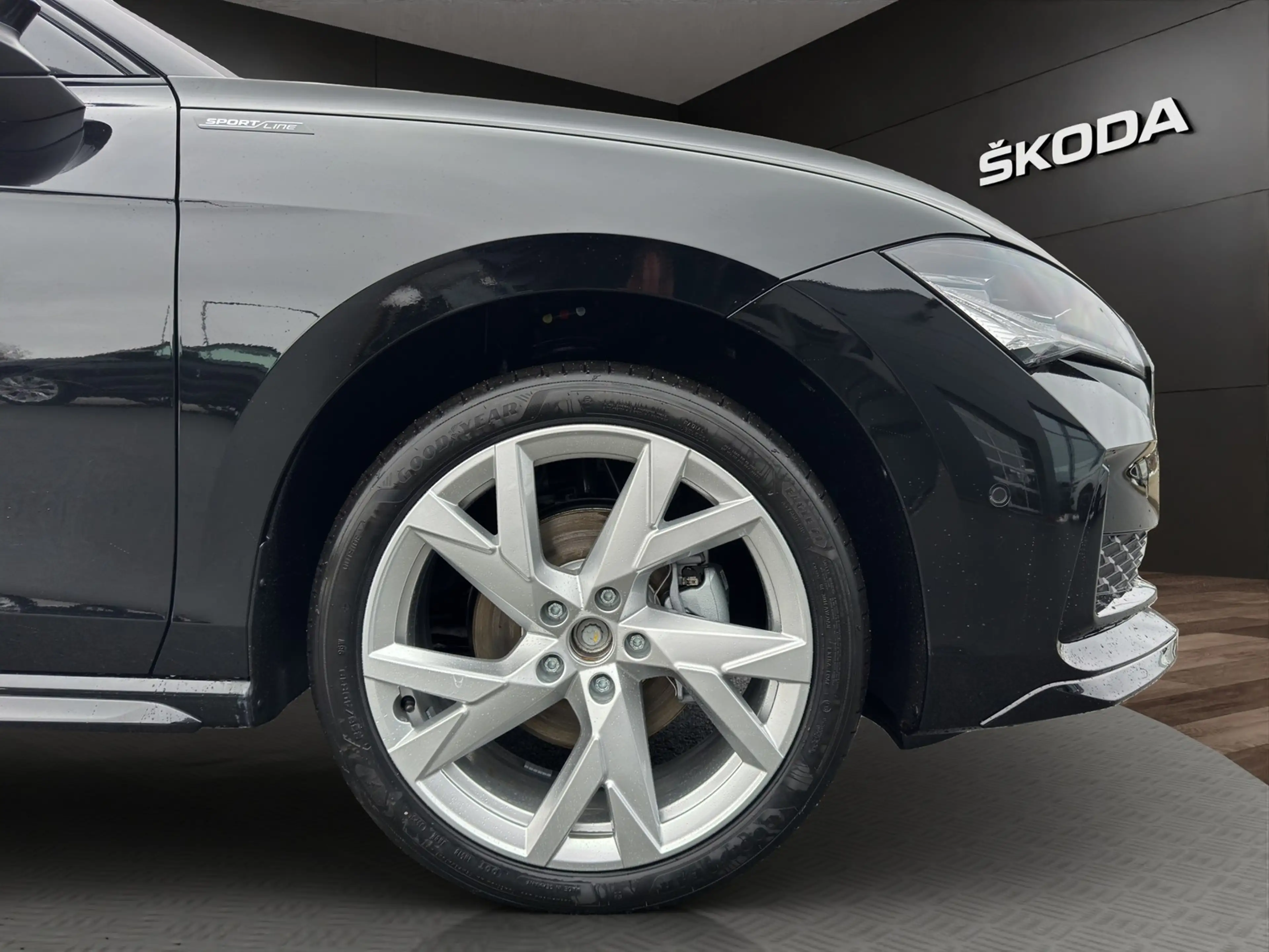 Skoda Superb 2.0 TDI Sportline DSG AHK+Panorama+CANTON — photo 6
