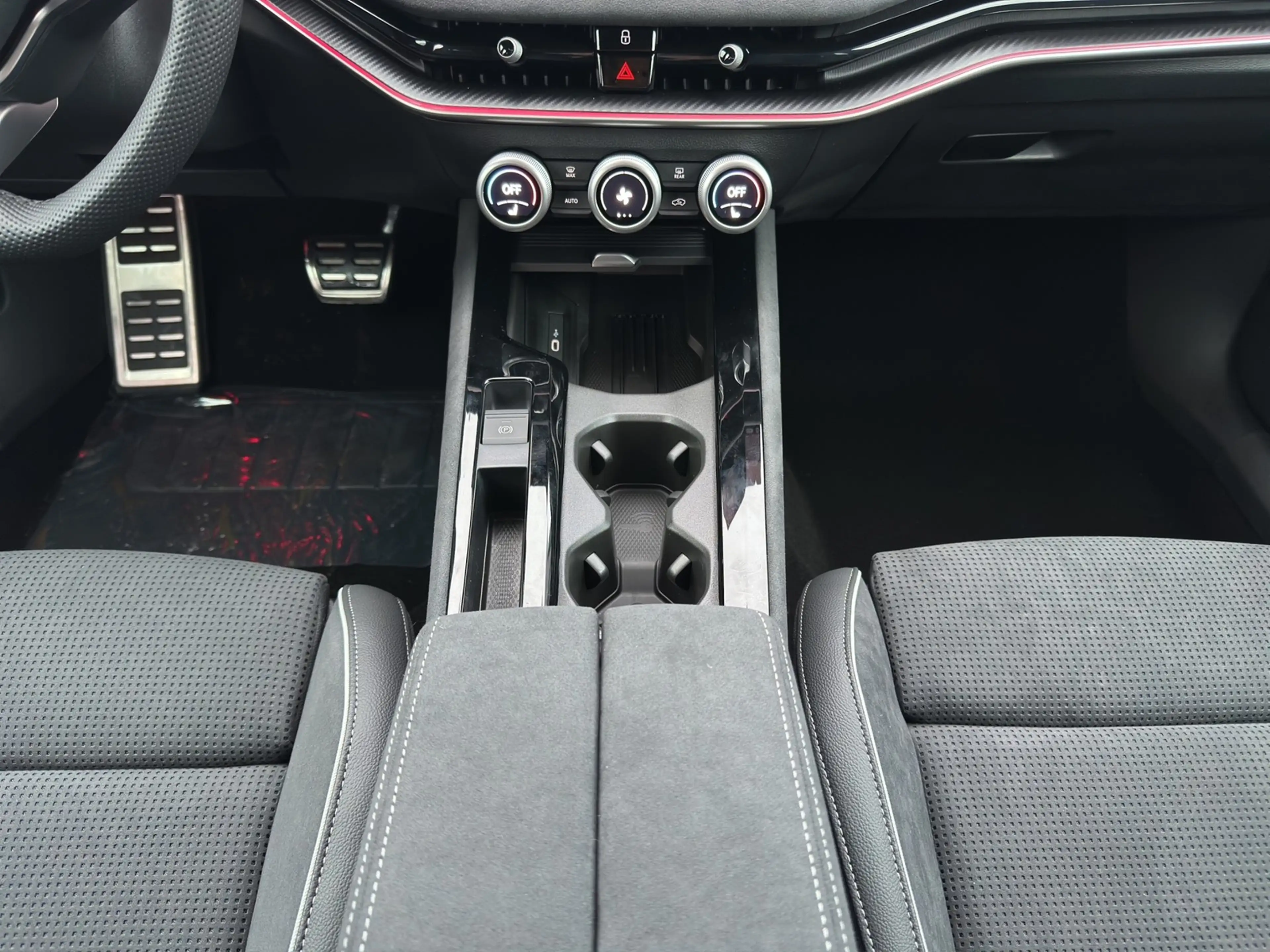 Skoda Superb 2.0 TDI Sportline DSG AHK+Panorama+CANTON — photo 11