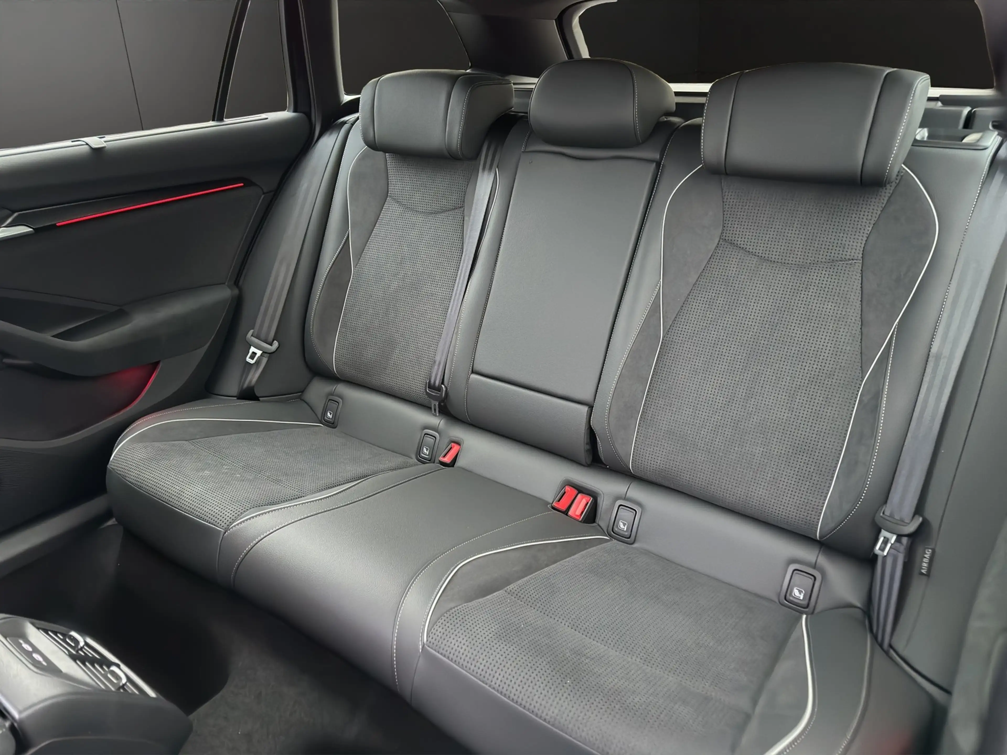 Skoda Superb 2.0 TDI Sportline DSG AHK+Panorama+CANTON — photo 13