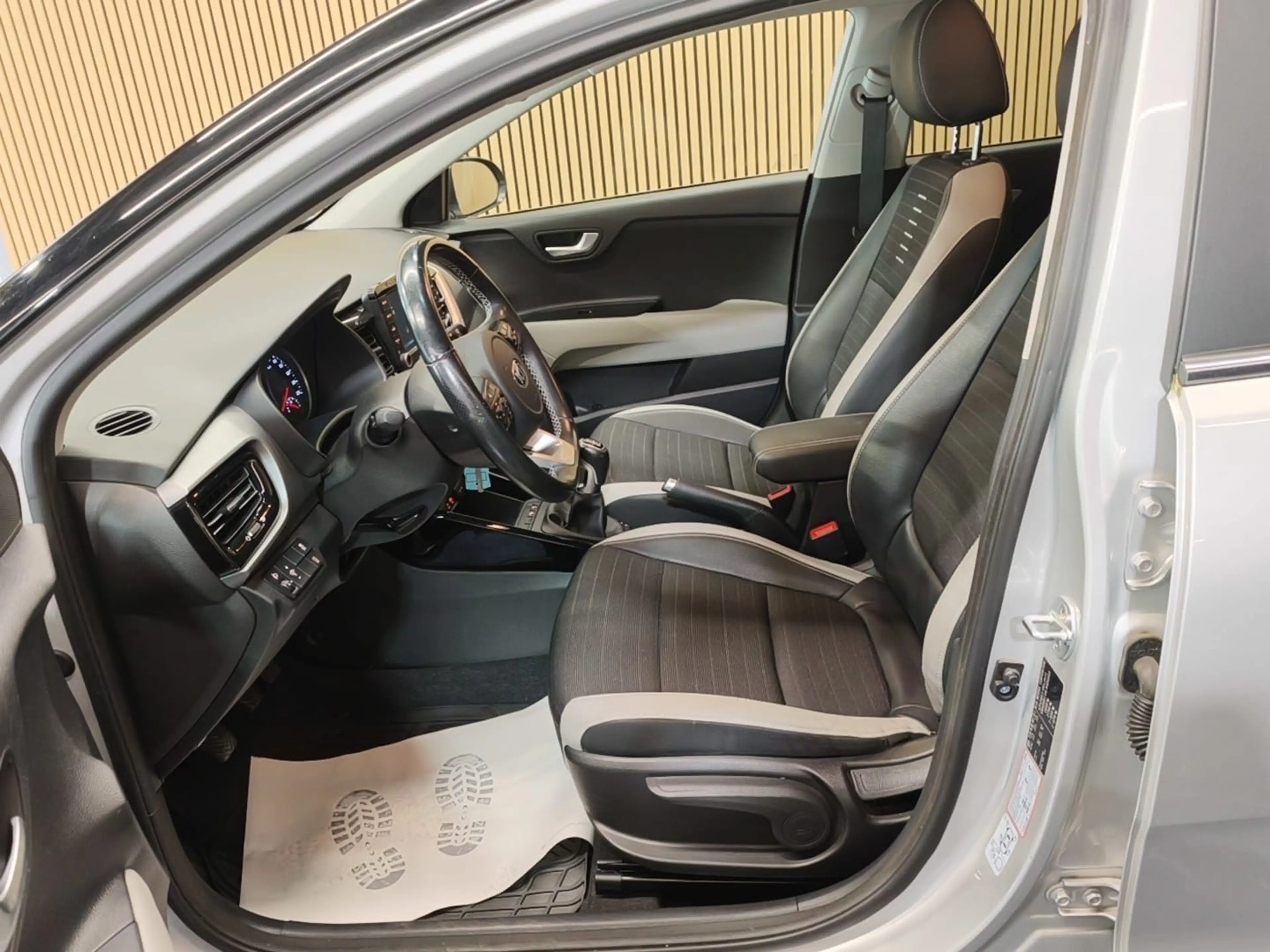 Kia Stonic 1.0TSI ** 1ER PRORPIO ** GARANTIE 12 MOIS ** — photo 10
