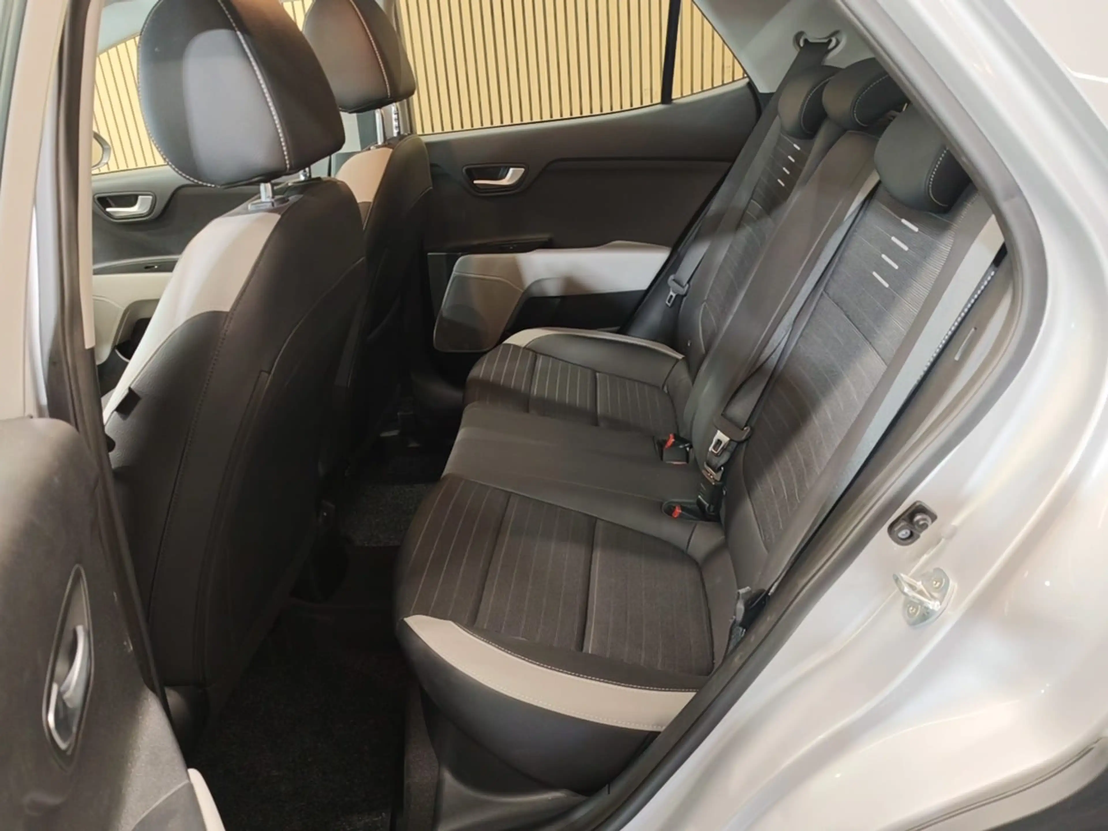Kia Stonic 1.0TSI ** 1ER PRORPIO ** GARANTIE 12 MOIS ** — photo 8