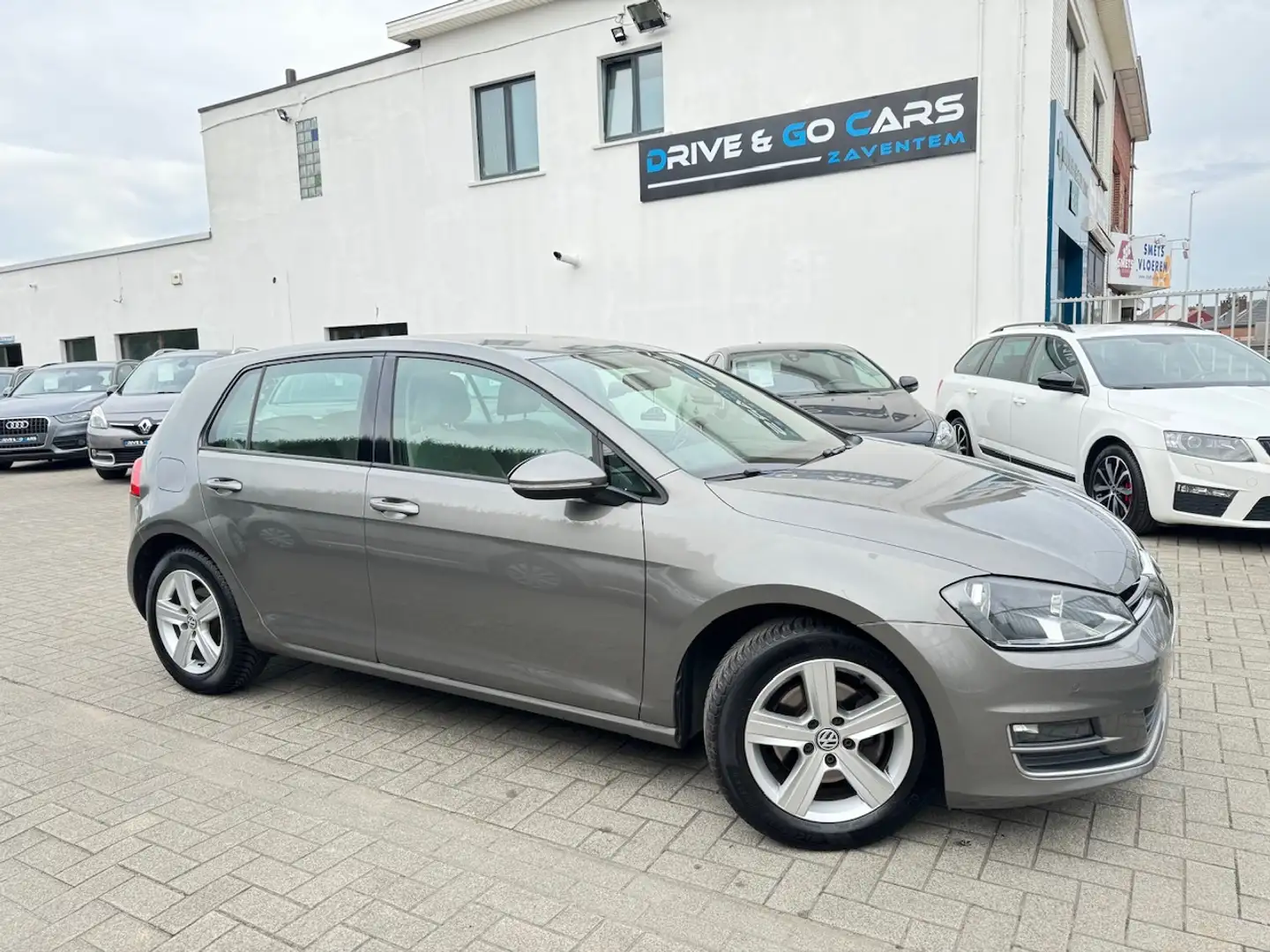 Volkswagen Golf 2.0 TDI BlueMotion Technology DSG Highline Gris - 1