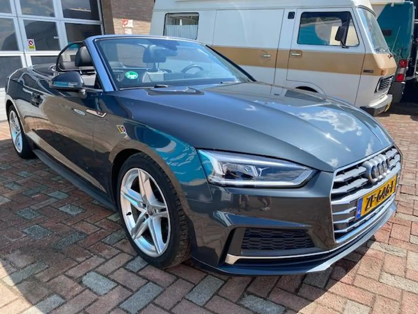 Audi A5 Cabriolet 2.0 TFSI MHEV Sport S Line Edition Grijs - 2
