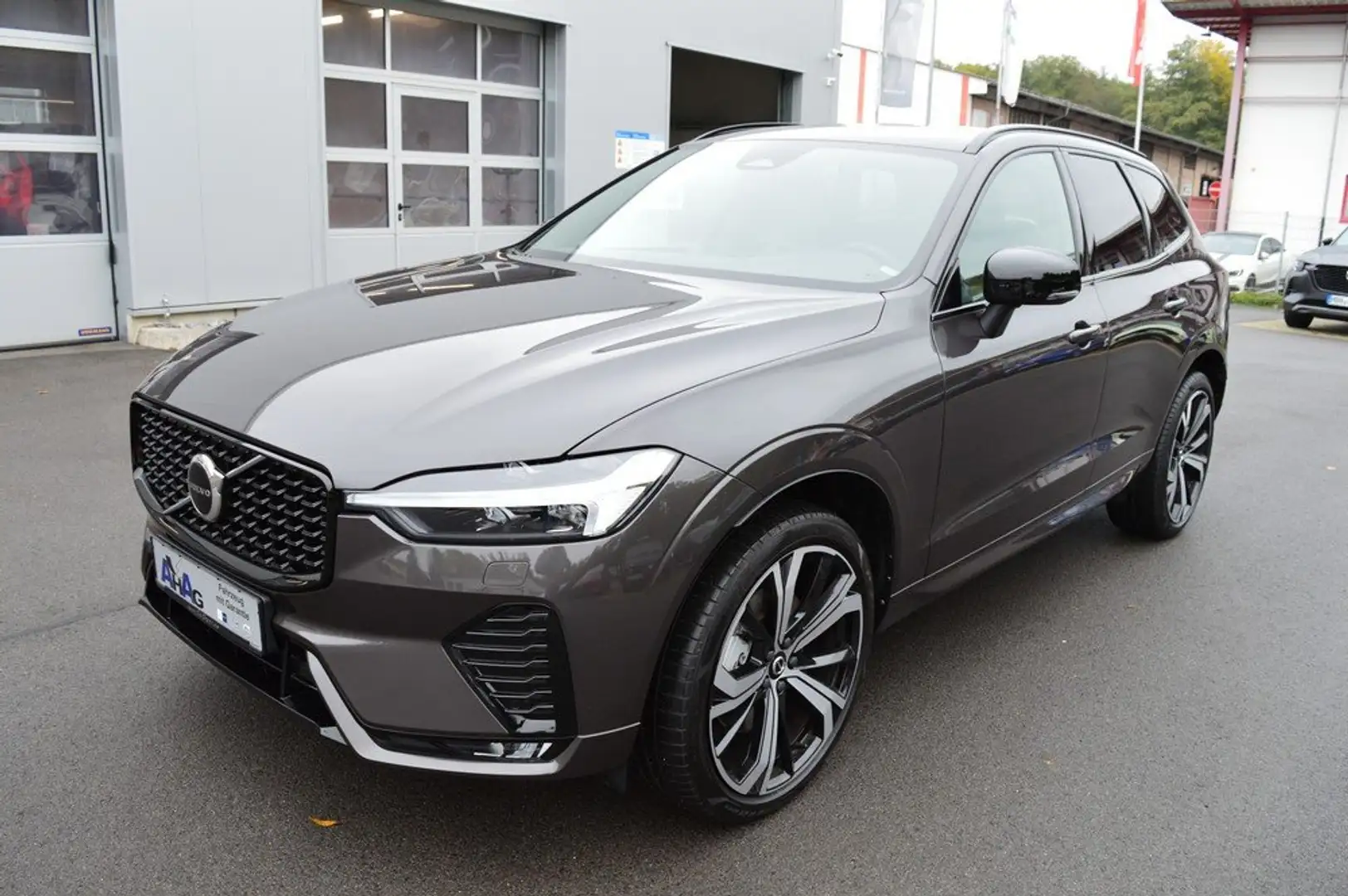 Volvo XC60 XC60 B4 D AWD Geartronic RDesign *B&W+21+AHK* Grijs - 2