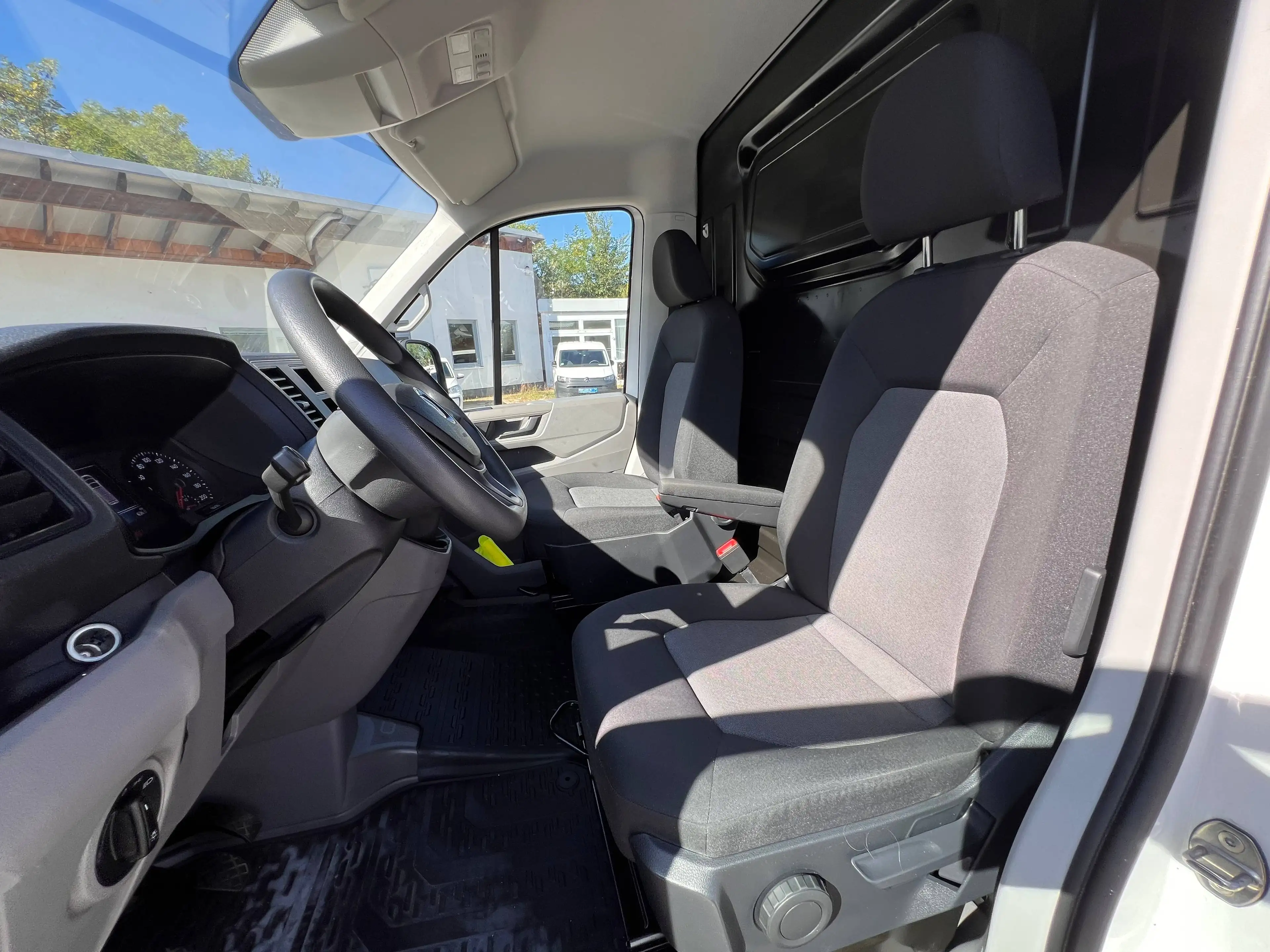 Volkswagen Crafter 35 mittellang Hochdach FWD EcoProfi — photo 15