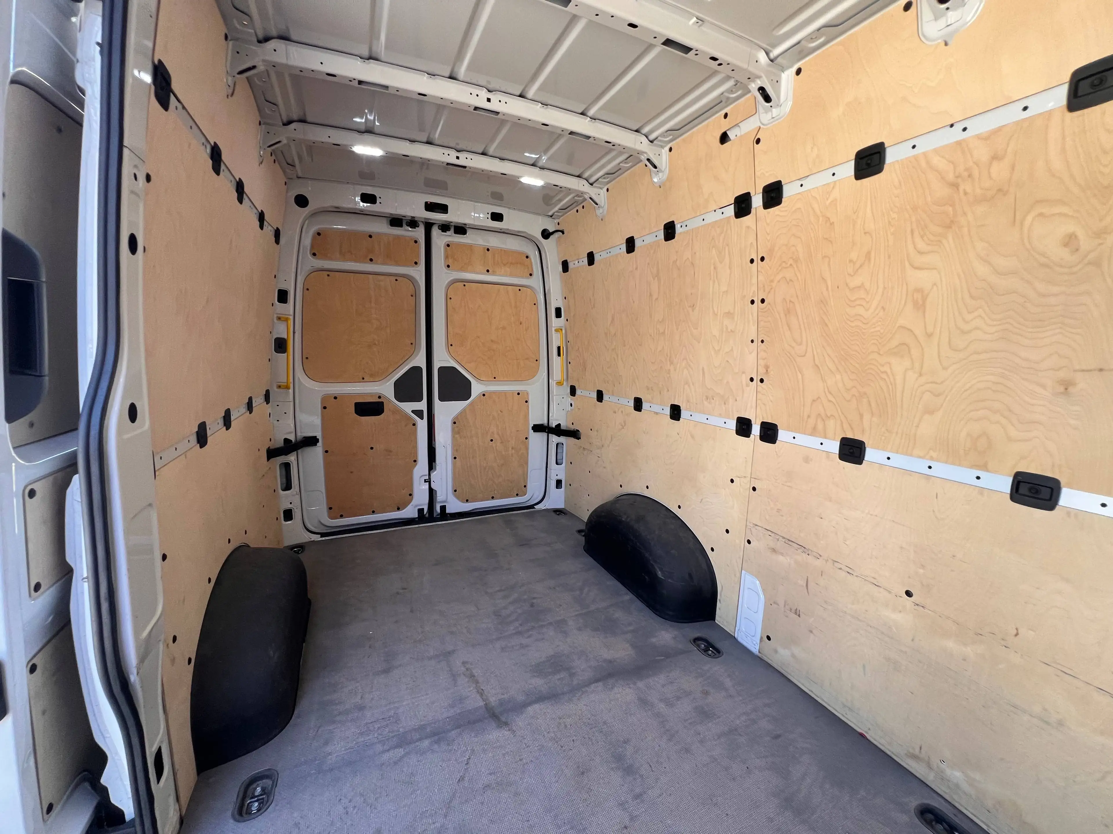 Volkswagen Crafter 35 mittellang Hochdach FWD EcoProfi — photo 11