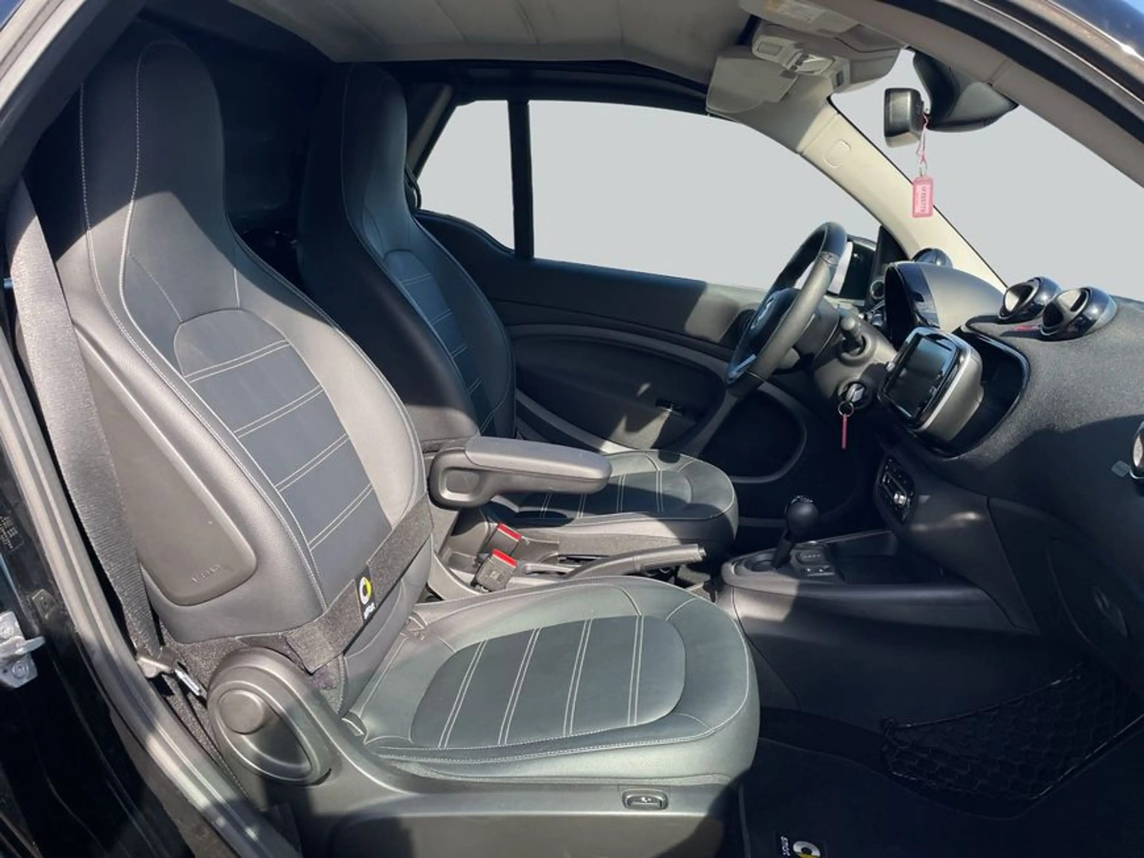smart forTwo fortwo cabrio EQ prime Exclusive 22KW-Lader — photo 13