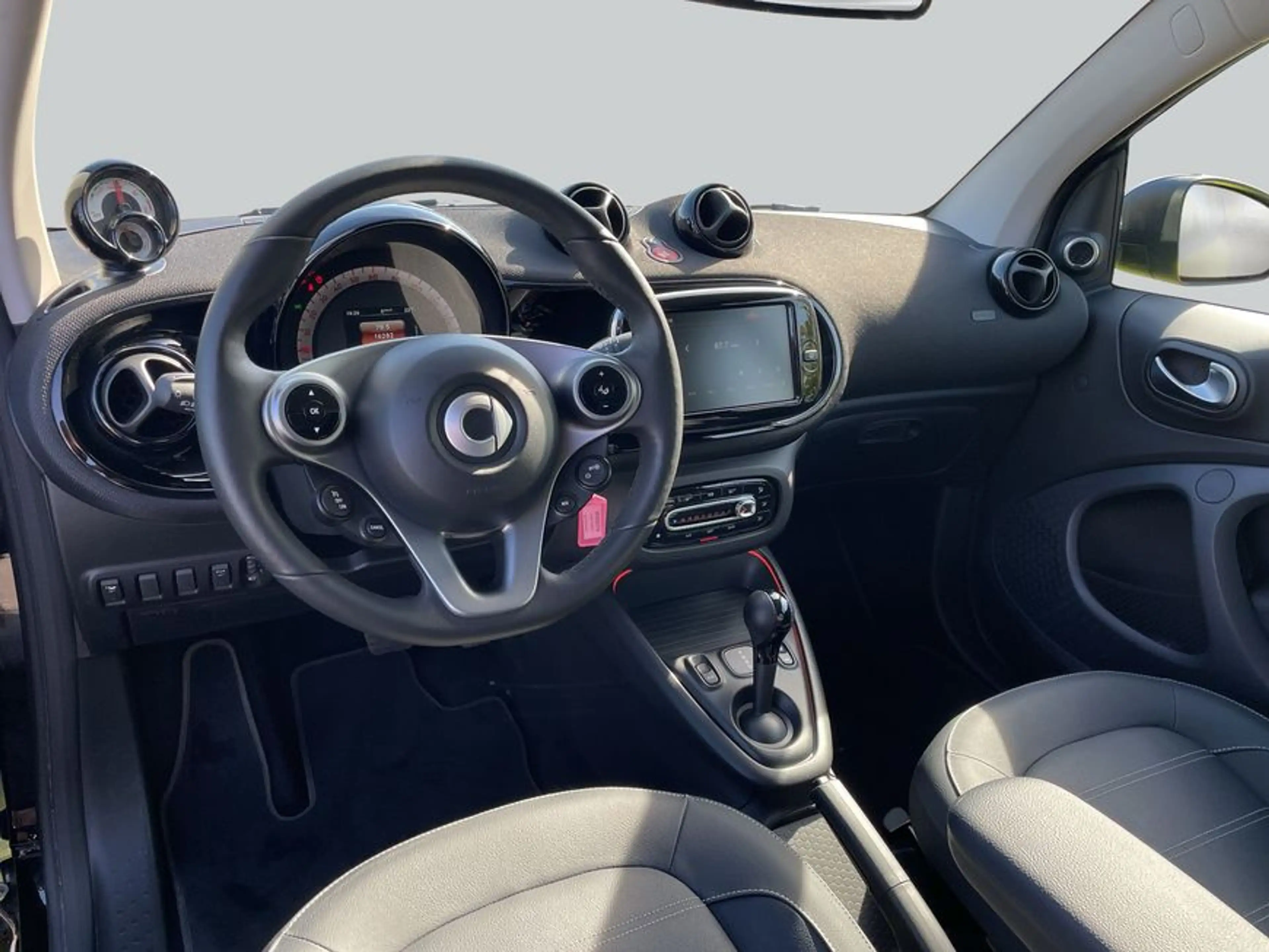 smart forTwo fortwo cabrio EQ prime Exclusive 22KW-Lader — photo 14