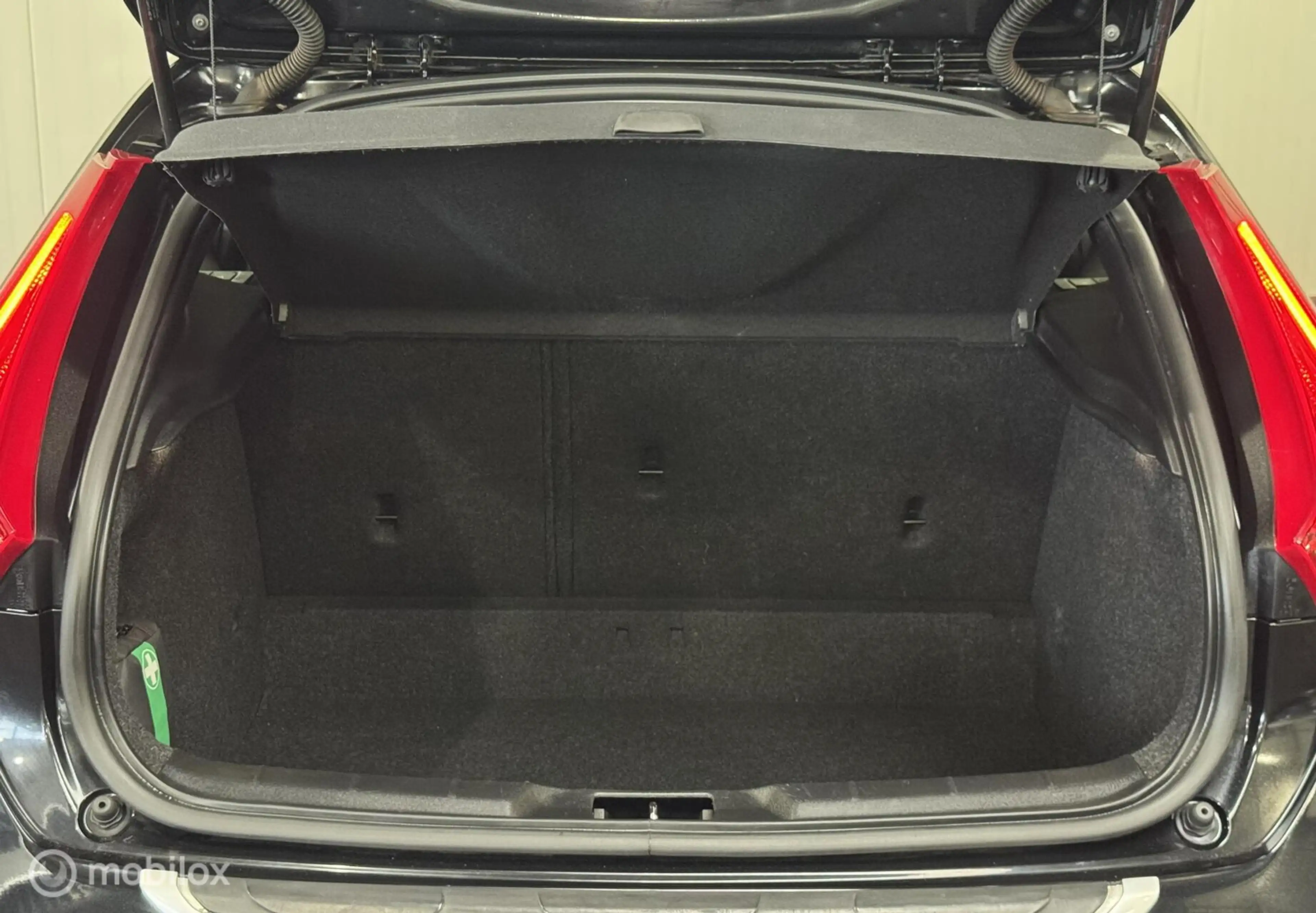 Volvo V40 Cross Country 1.6 D2 Momentum — photo 11