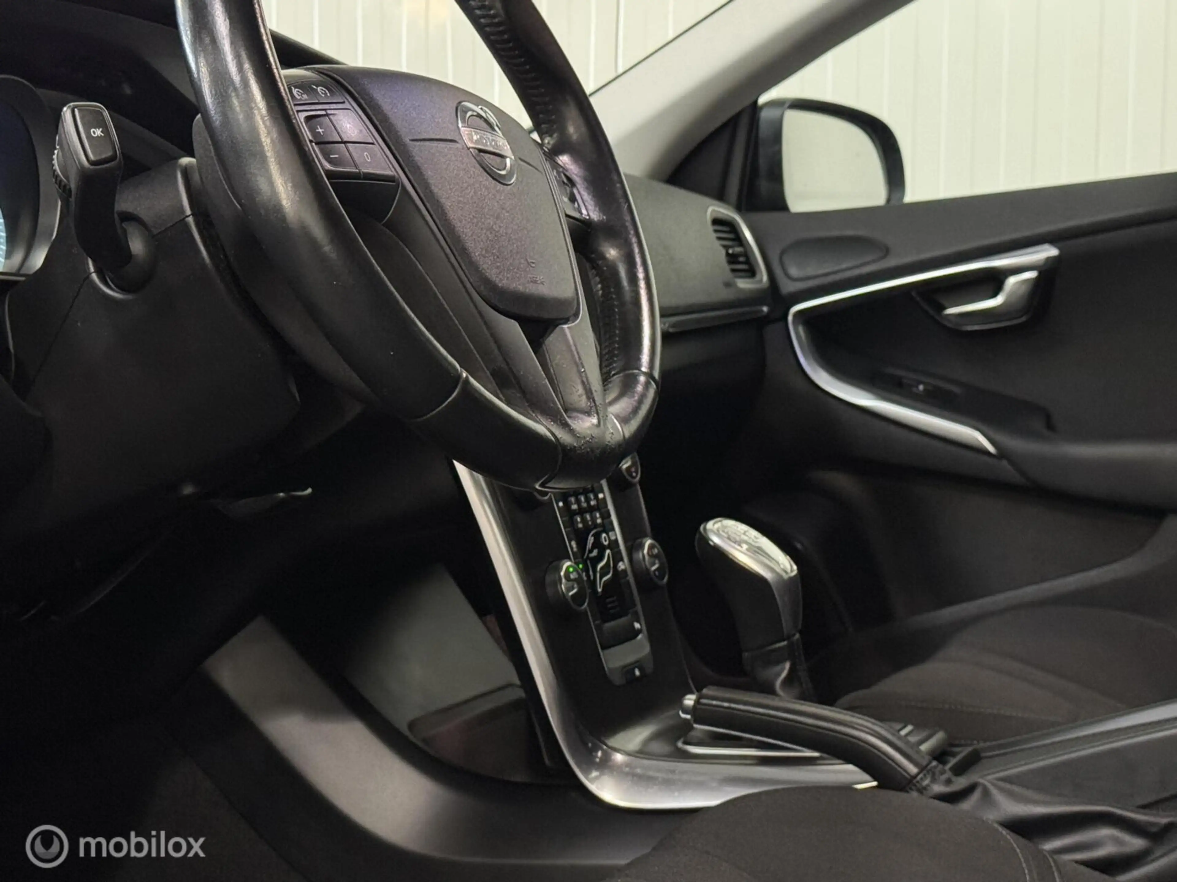 Volvo V40 Cross Country 1.6 D2 Momentum — photo 24