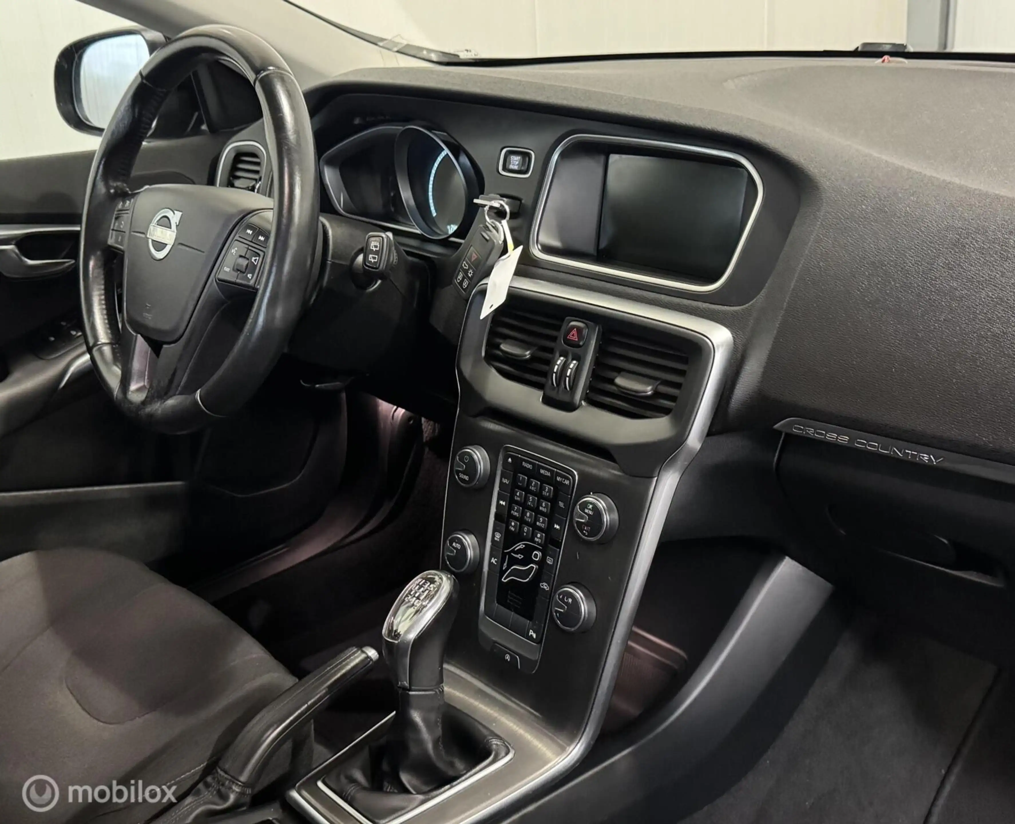 Volvo V40 Cross Country 1.6 D2 Momentum — photo 16