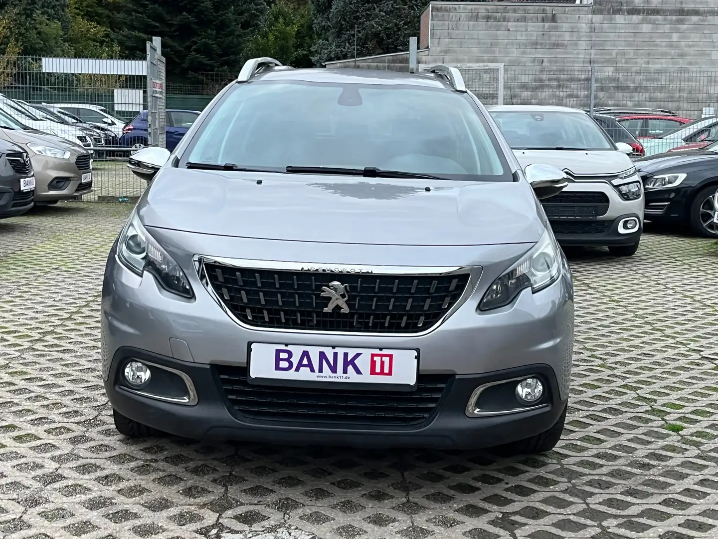Peugeot 2008 1,2i*Navigationssystem*Klima*1.Hand* Grau - 2