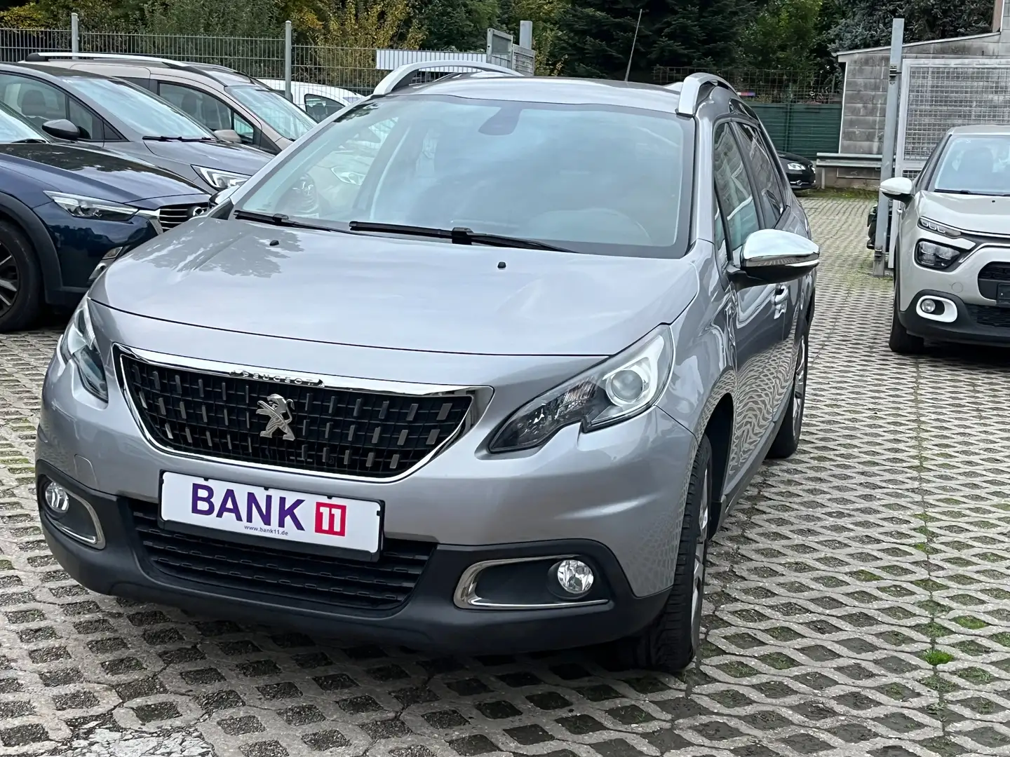 Peugeot 2008 1,2i*Navigationssystem*Klima*1.Hand* Grau - 1