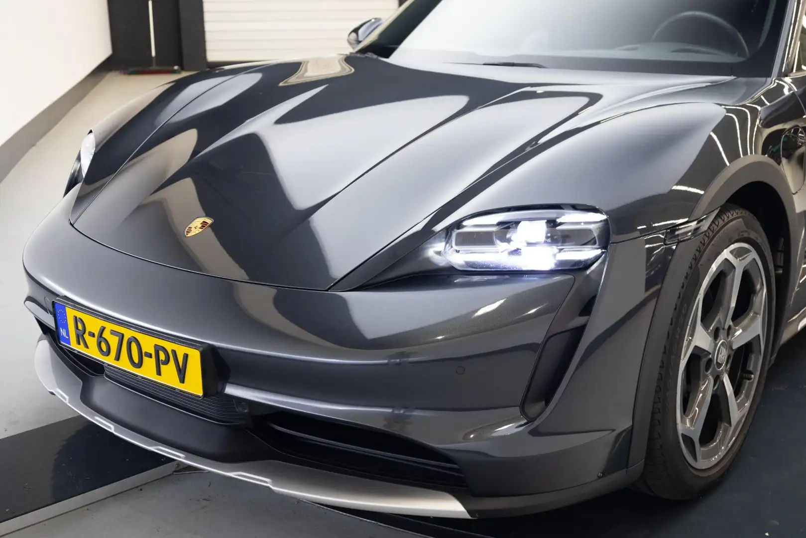 Porsche Taycan Cross Turismo 4 93 kWh Gri - 2