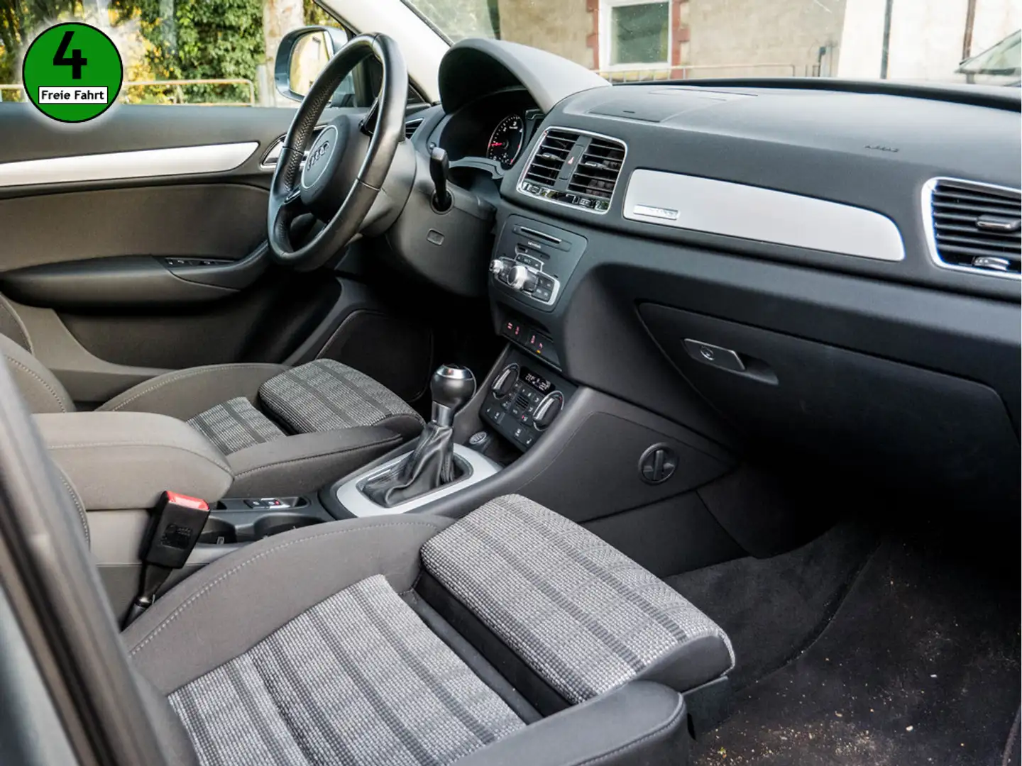 Audi Q3 2.0 TDI quattro sport PDC SHZ XENON AHK Grau - 2