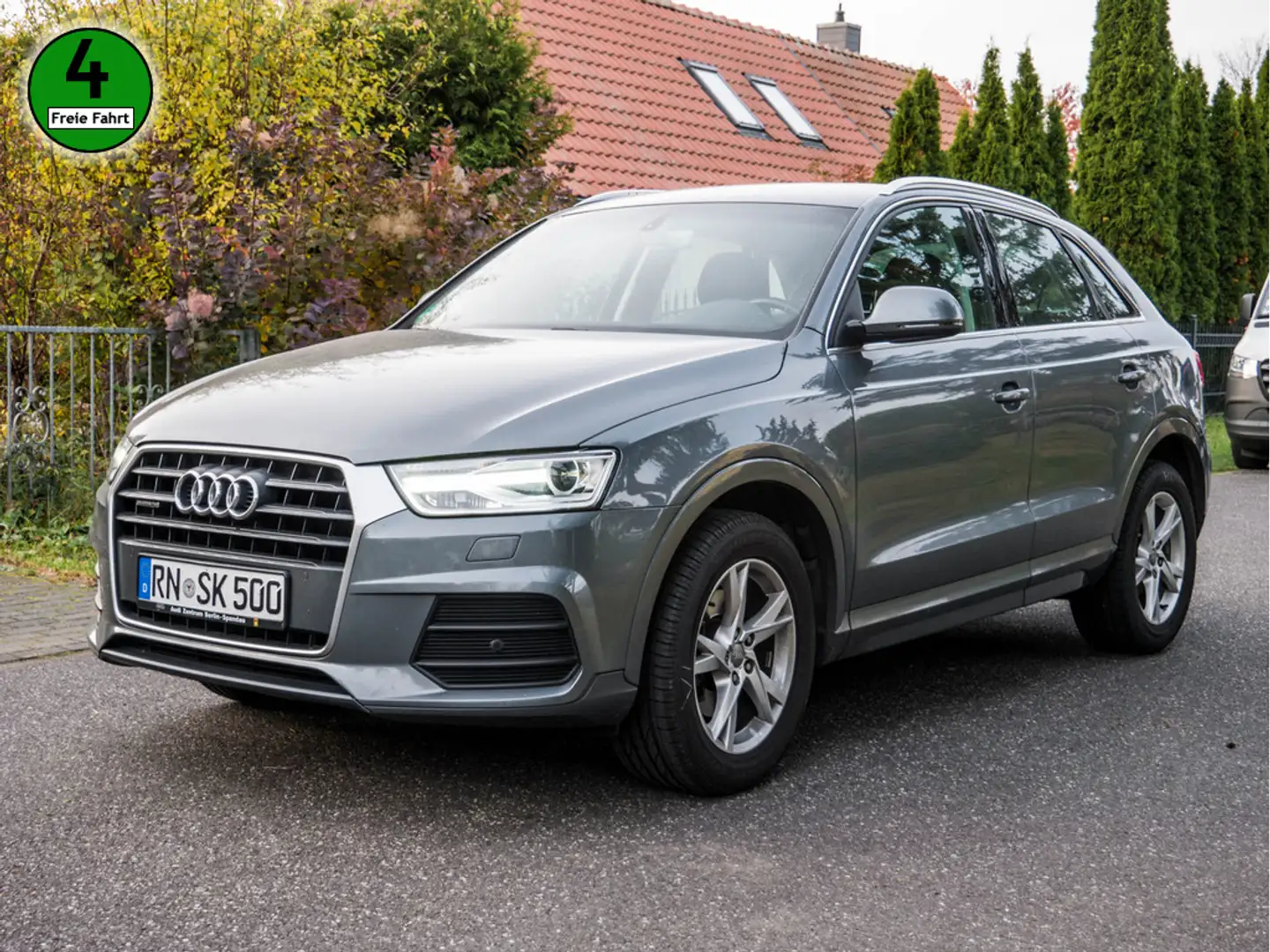 Audi Q3 2.0 TDI quattro sport PDC SHZ XENON AHK Grau - 1