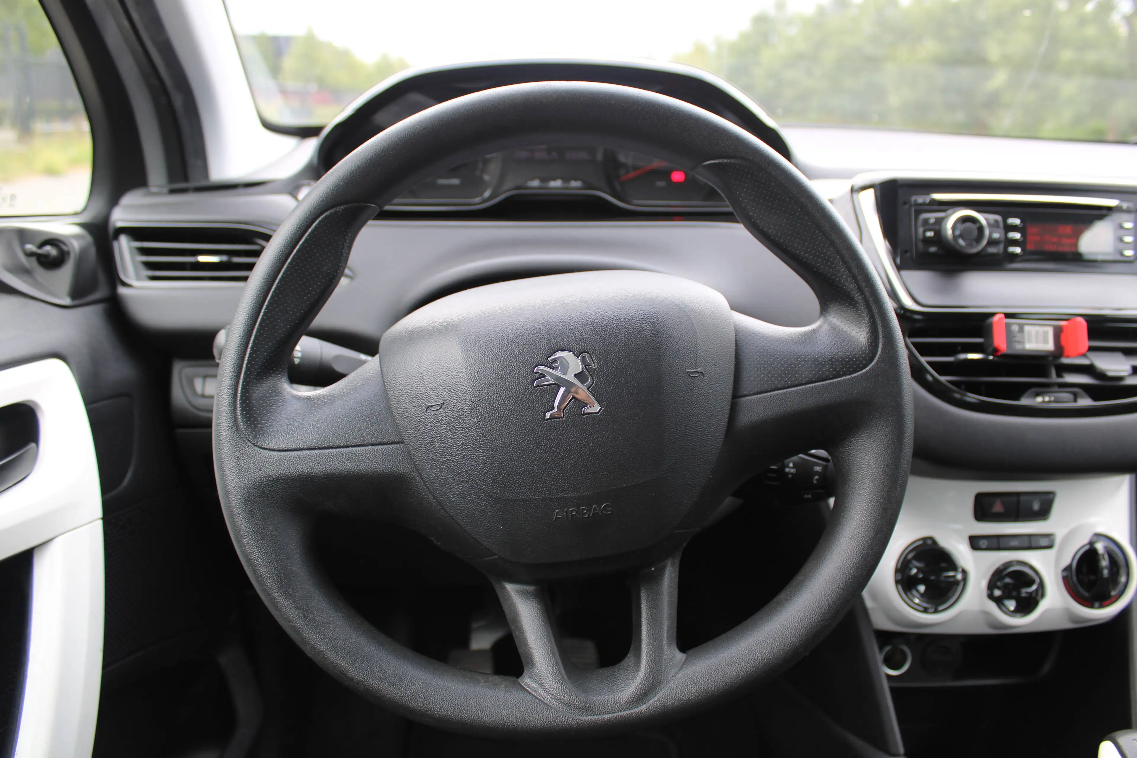 Peugeot 208 208 1.0i Like — photo 9