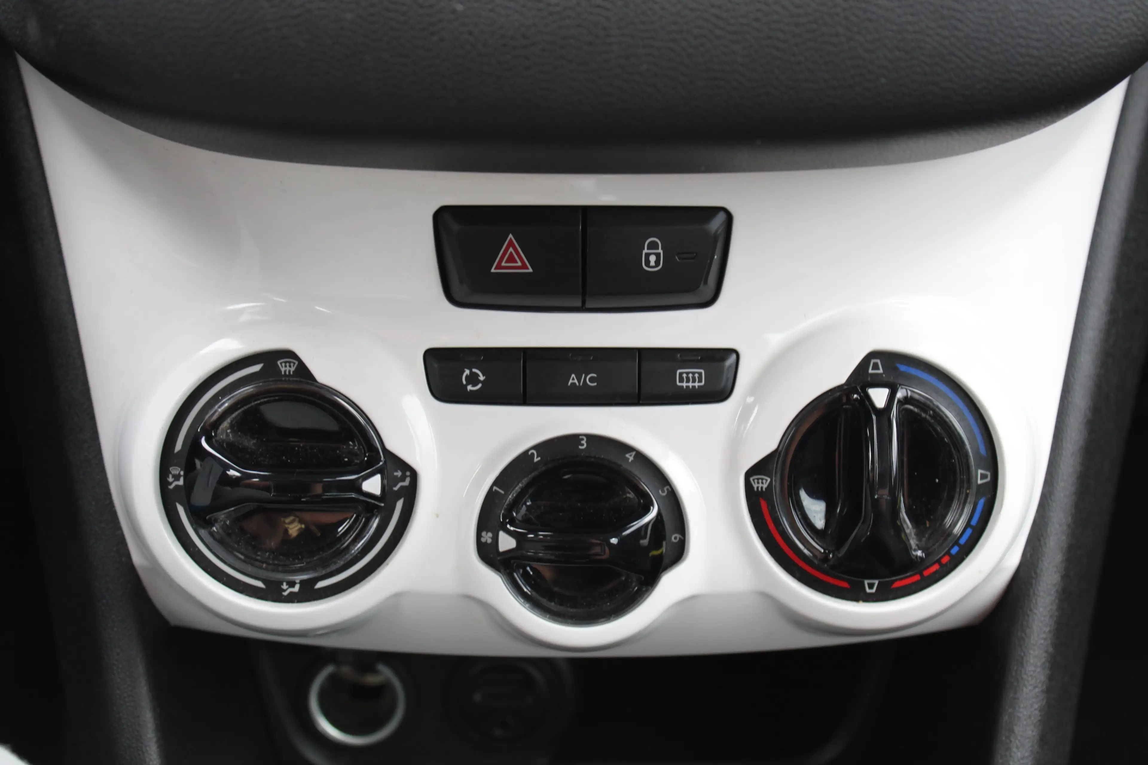 Peugeot 208 208 1.0i Like — photo 12