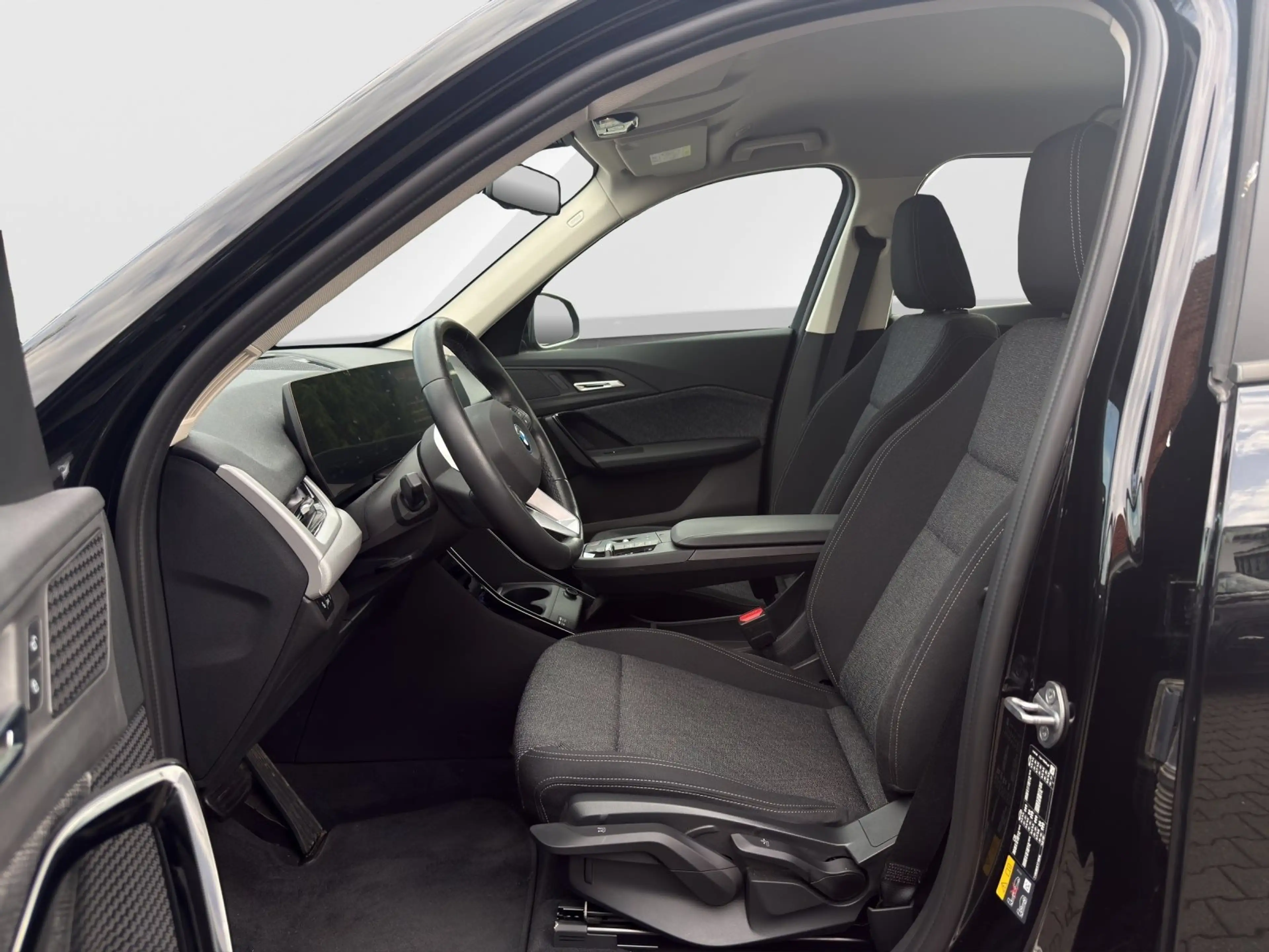 BMW iX 1 xDrive30 *AHK*ADPT FAHRW*KAMERA*WIDESCREEN*WÄRME — photo 11