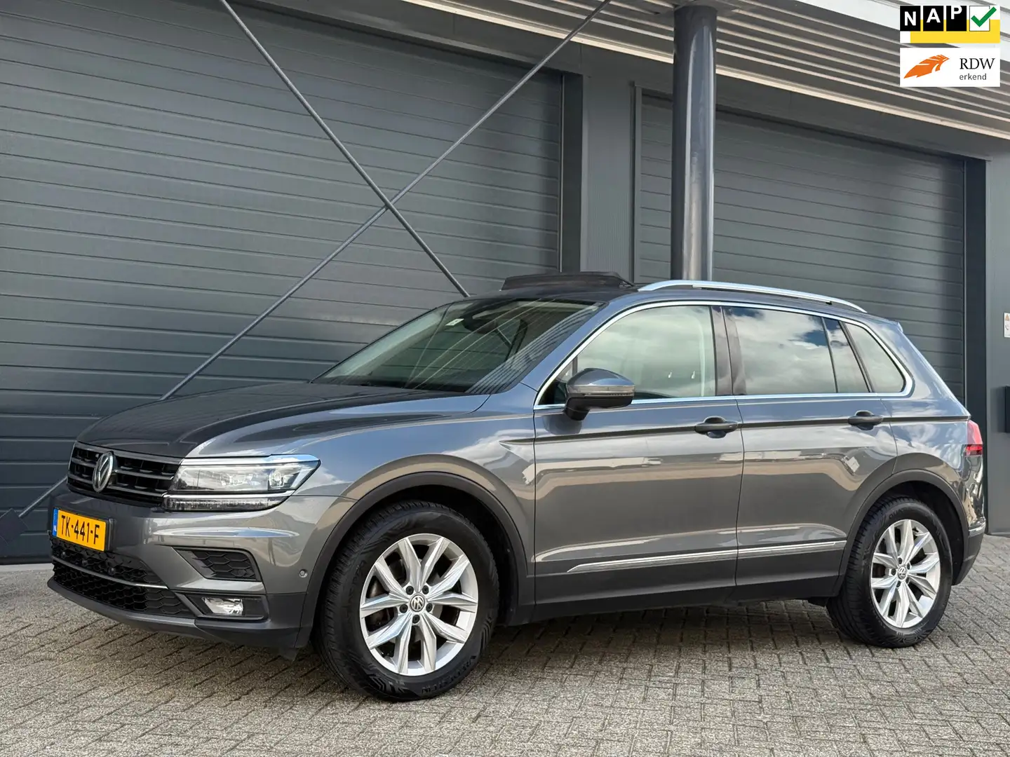 Volkswagen Tiguan 1.4 TSI Highline, Panodak, 360, Trekhaak, Stoelver Grijs - 1
