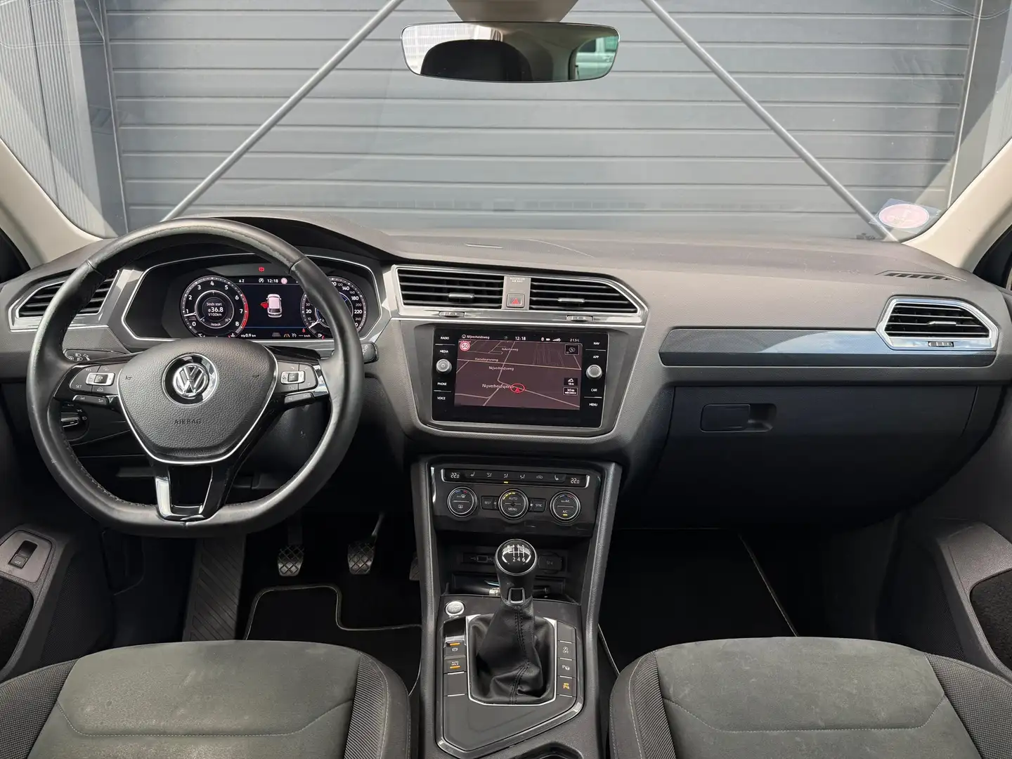 Volkswagen Tiguan 1.4 TSI Highline, Panodak, 360, Trekhaak, Stoelver Grijs - 2